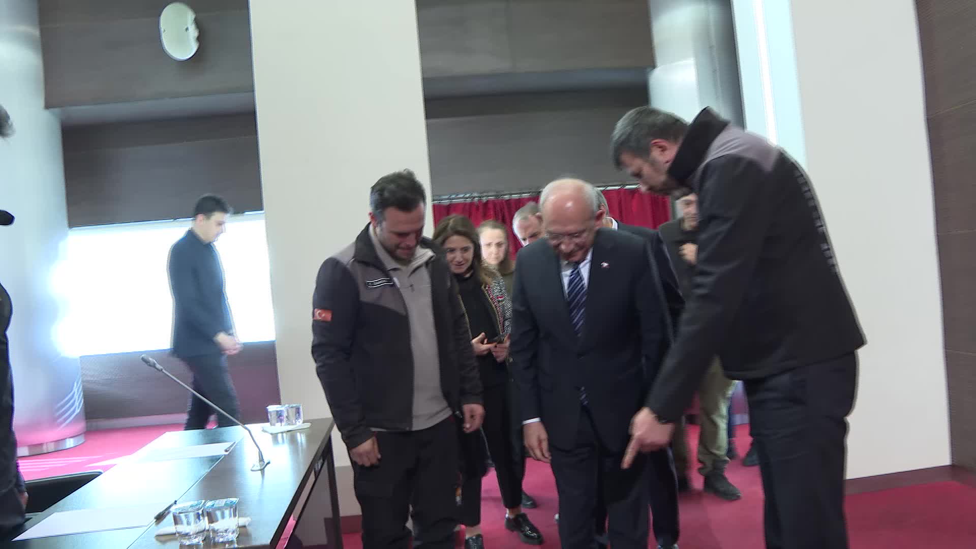 KILIÇDAROĞLU: DEVLET DEDİĞİNİZ KURUMUN OLMADIĞINI, YOK EDİLDİĞİNİ GÖRÜYORSUNUZ. 21. YÜZYILDA İNSANLAR, ‘DEVLET NEREDE’ DİYE BAĞIRIYORSA, DEVLET NEREDE DİYE HAYKIRIYORLARSA; ASLINDA DEVLETİN YOK OLDUĞUNUN BİZE SÖYLENDİĞİ SÖYLEMLERDİR BUNLAR