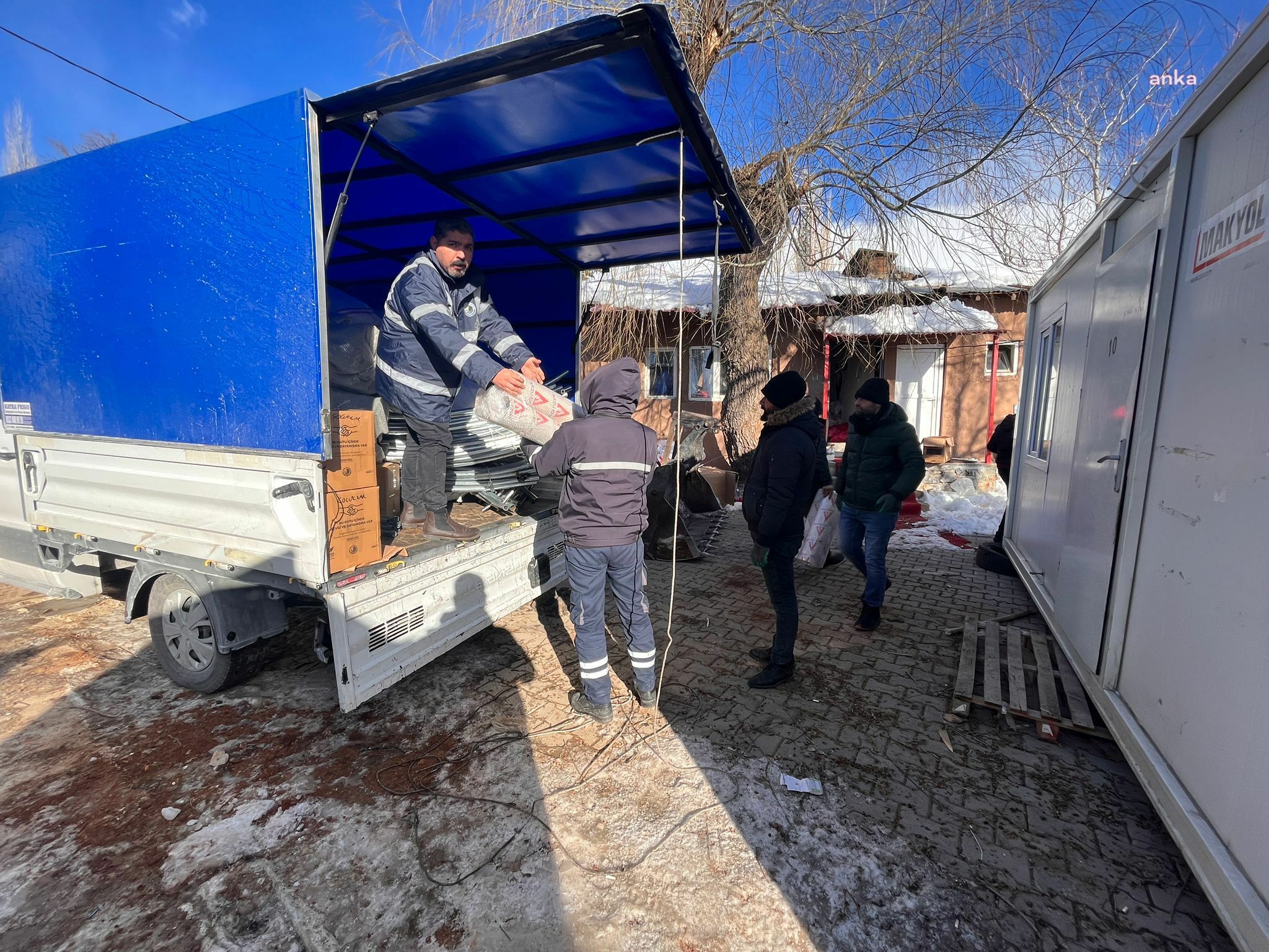KARTAL BELEDİYESİ, İLÇEYE YERLEŞEN DEPREMZEDELERİN YARALARINI SARIYOR
