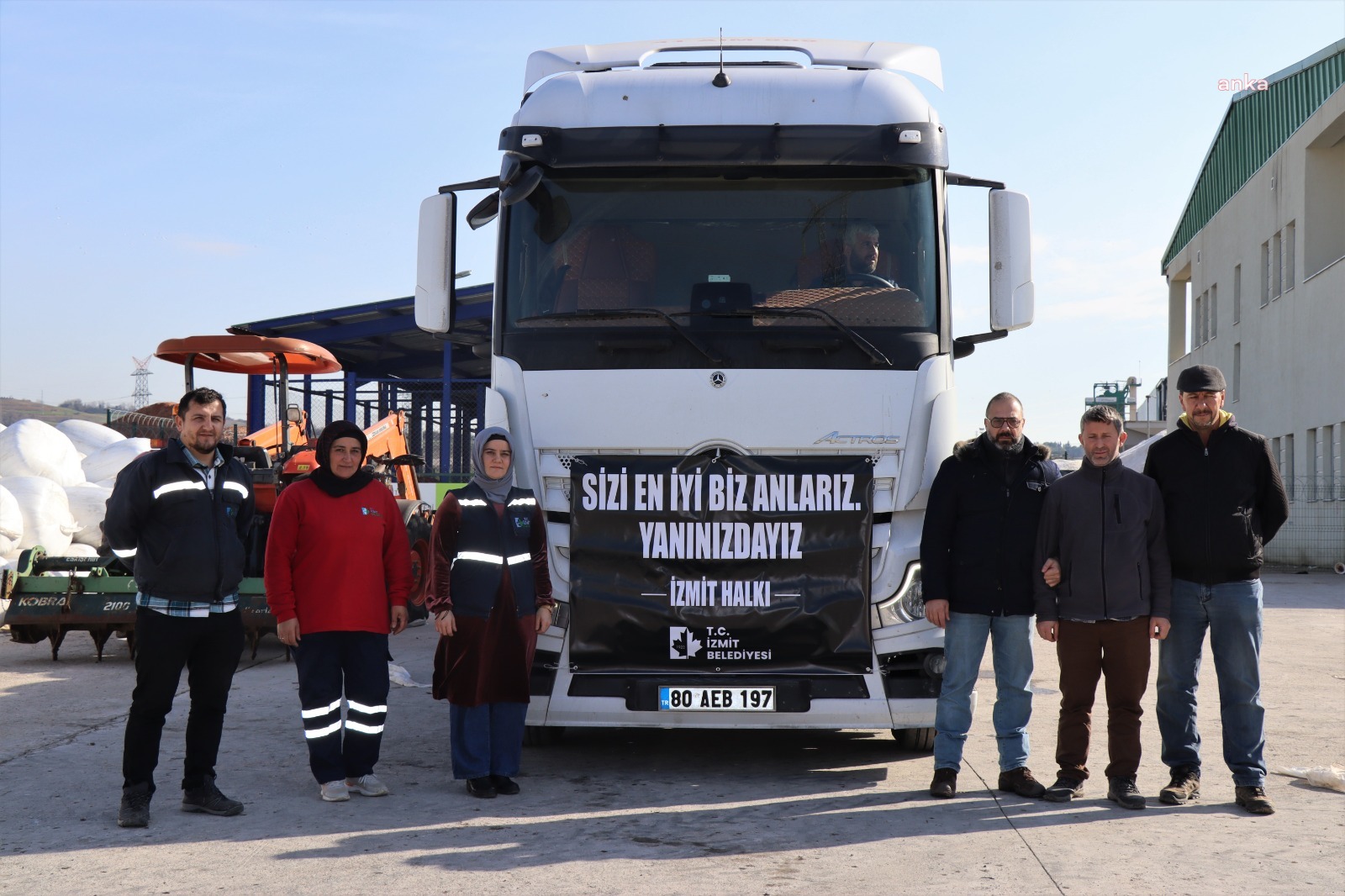 İZMİT BELEDİYESİ'NDEN KAHRAMANMARAŞ’TAKİ BESİCİLERE 3 TIR YEM DESTEĞİ