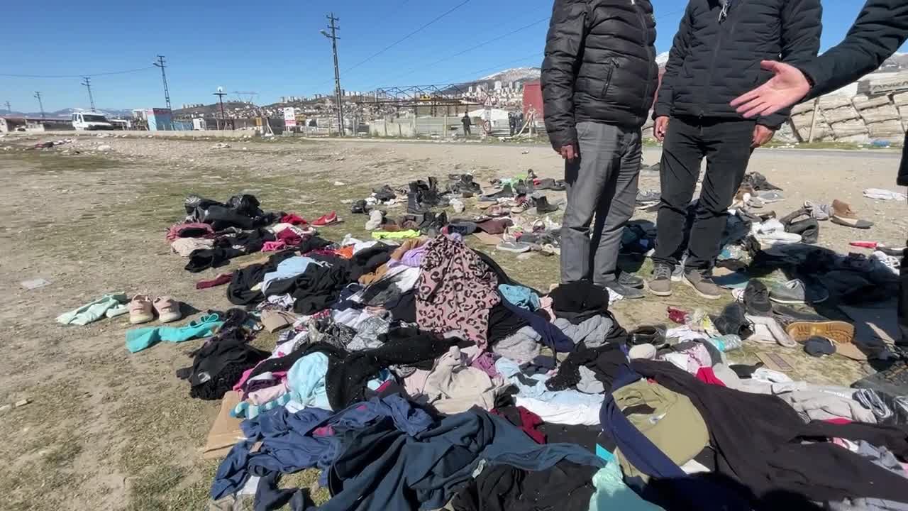 CHP’Lİ KAYA VE DEMİRTAŞ KAHRAMANMARAŞ’TA: “YARDIMSEVER İNSANIMIZ BULDUĞUNU BU BÖLGELERE GÖNDERİYOR AMA BÖYLE ZAYİ OLUYOR”