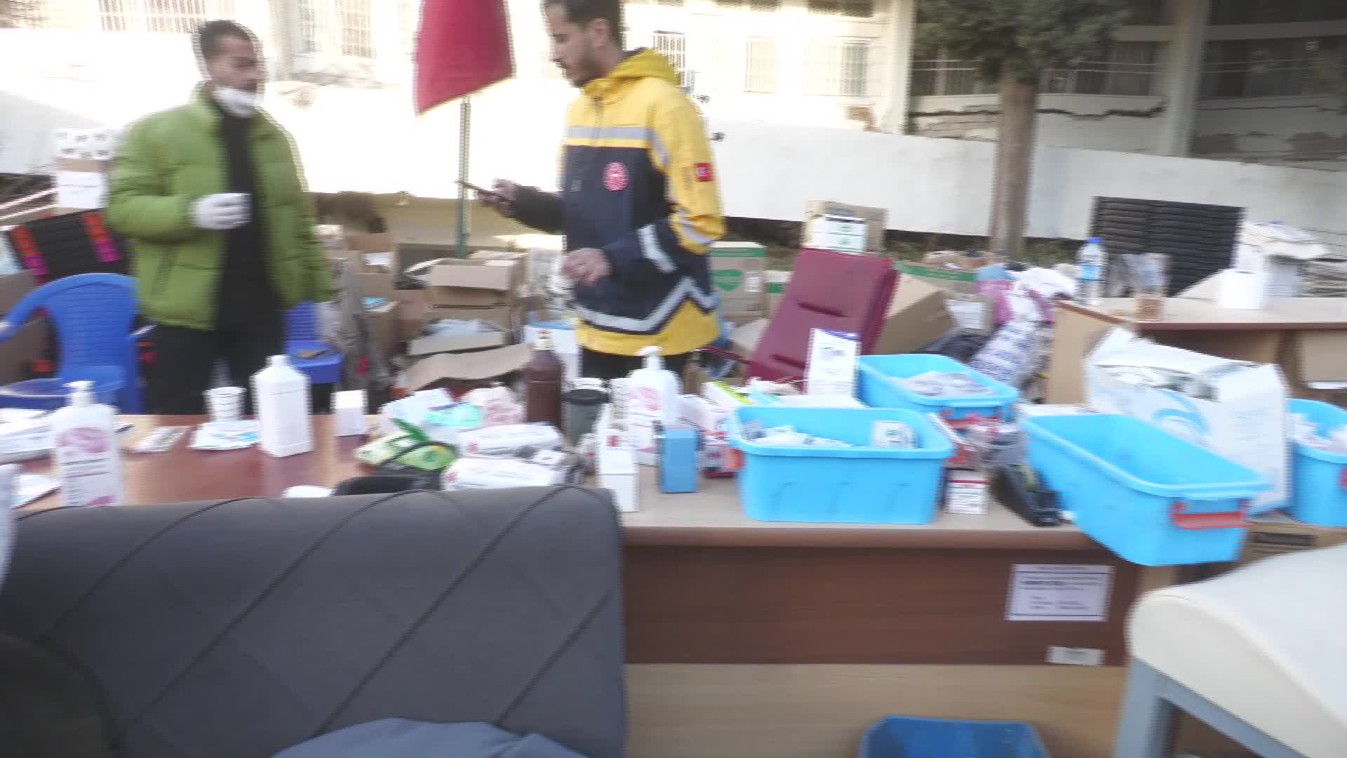 YARDIM GÖNÜLLÜSÜ GİZEM ALBAYRAK: “HATAY MERKEZ’DE CİDDİ BİR ÇADIR, TUVALET VE SAĞLIK SORUNU VAR. KADINLARDA VAJİNAL MANTAR, ÇOCUKLARDA BİT VE UYUZ BAŞLADI. ACİL İLAÇ GELMESİ LAZIM"