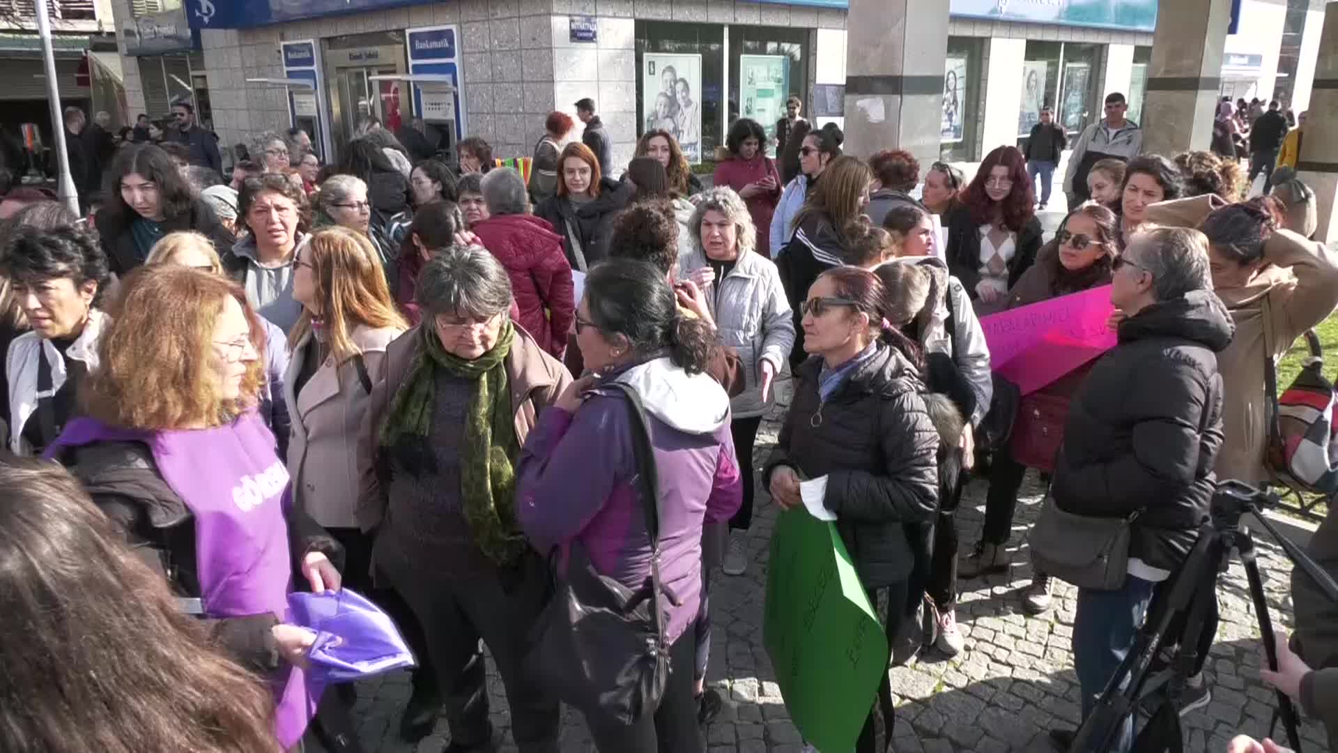 İZMİRLİ KADINLARDAN HÜKÜMETE 'DEPREM' PROTESTOSU