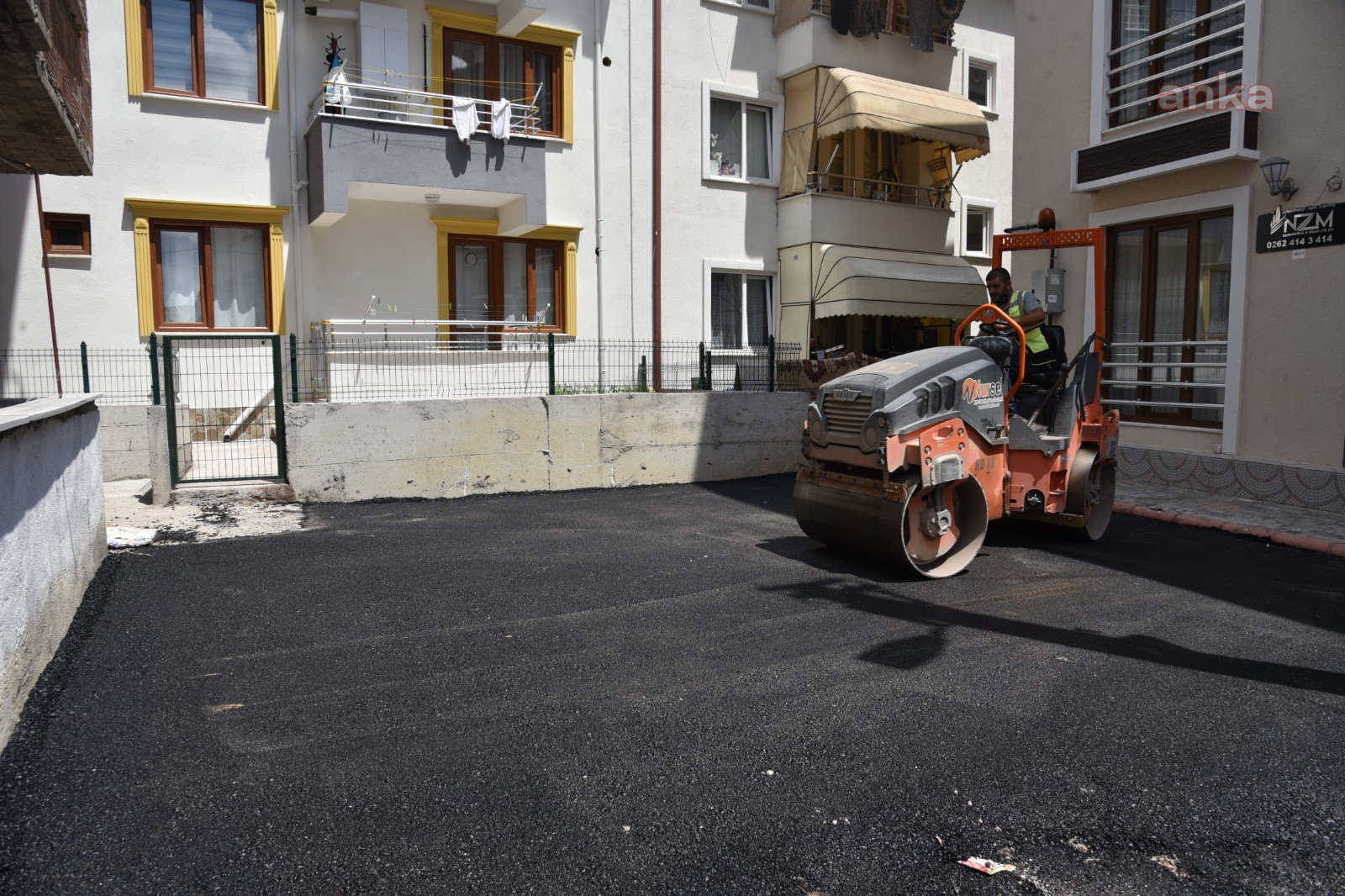İZMİT BELEDİYESİ'NDEN YENİŞEHİR MAHALLESİ'NDE ASFALT SEFERBERLİĞİ