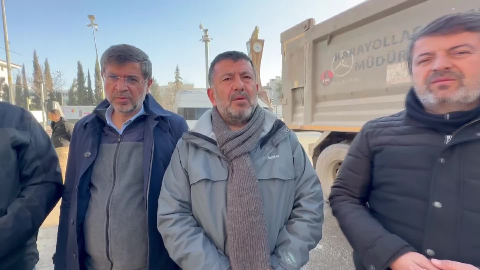 VELİ AĞBABA, ADIYAMAN’DA: “ÇADIRDAN GIDAYA, SUDAN GİYİM EŞYASINA KADAR HER ŞEYE İHTİYAÇ VAR. HERKESİ ADIYAMAN’A DESTEK OLMAYA DAVET EDİYORUM”