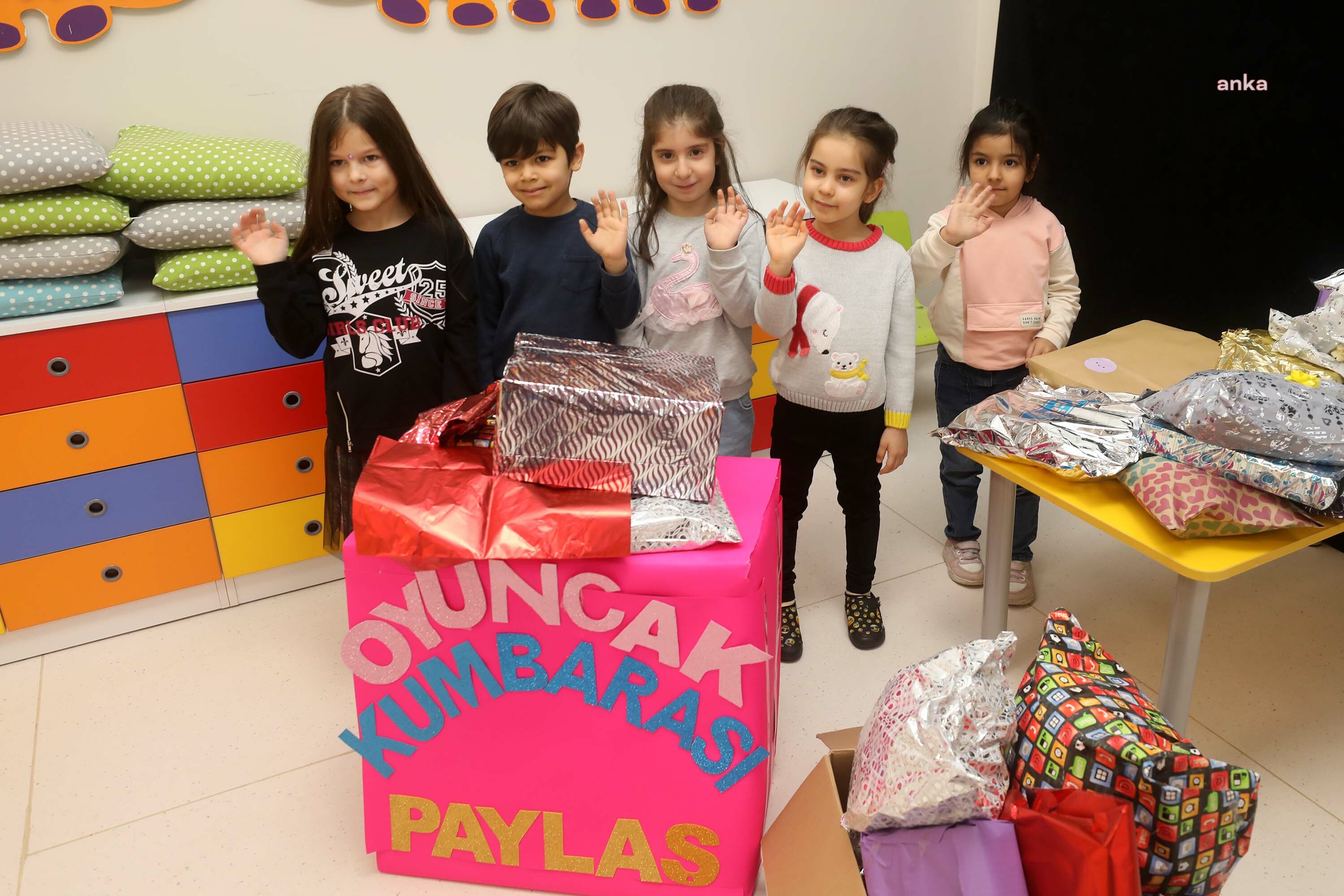 YENİMAHALLELİ ÇOCUKLAR, DEPREMZEDE AKRANLARINA OYUNCAKLARINI HEDİYE EDİYOR