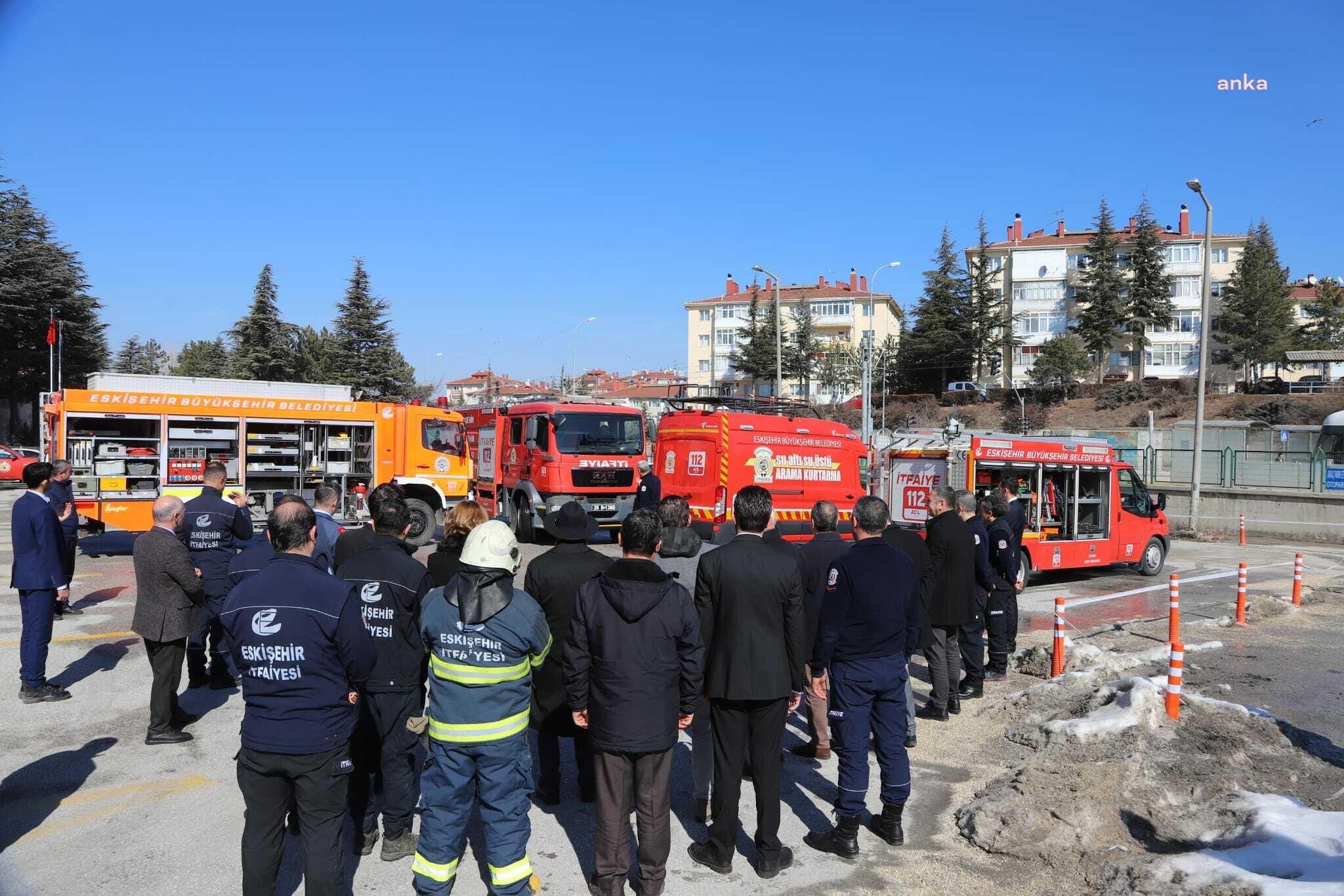 ESKİŞEHİR BÜYÜKŞEHİR BELEDİYE BAŞKANI BÜYÜKERŞEN, DEPREM BÖLGESİNDEN DÖNEN İTFAİYE PERSONELİYLE BULUŞTU