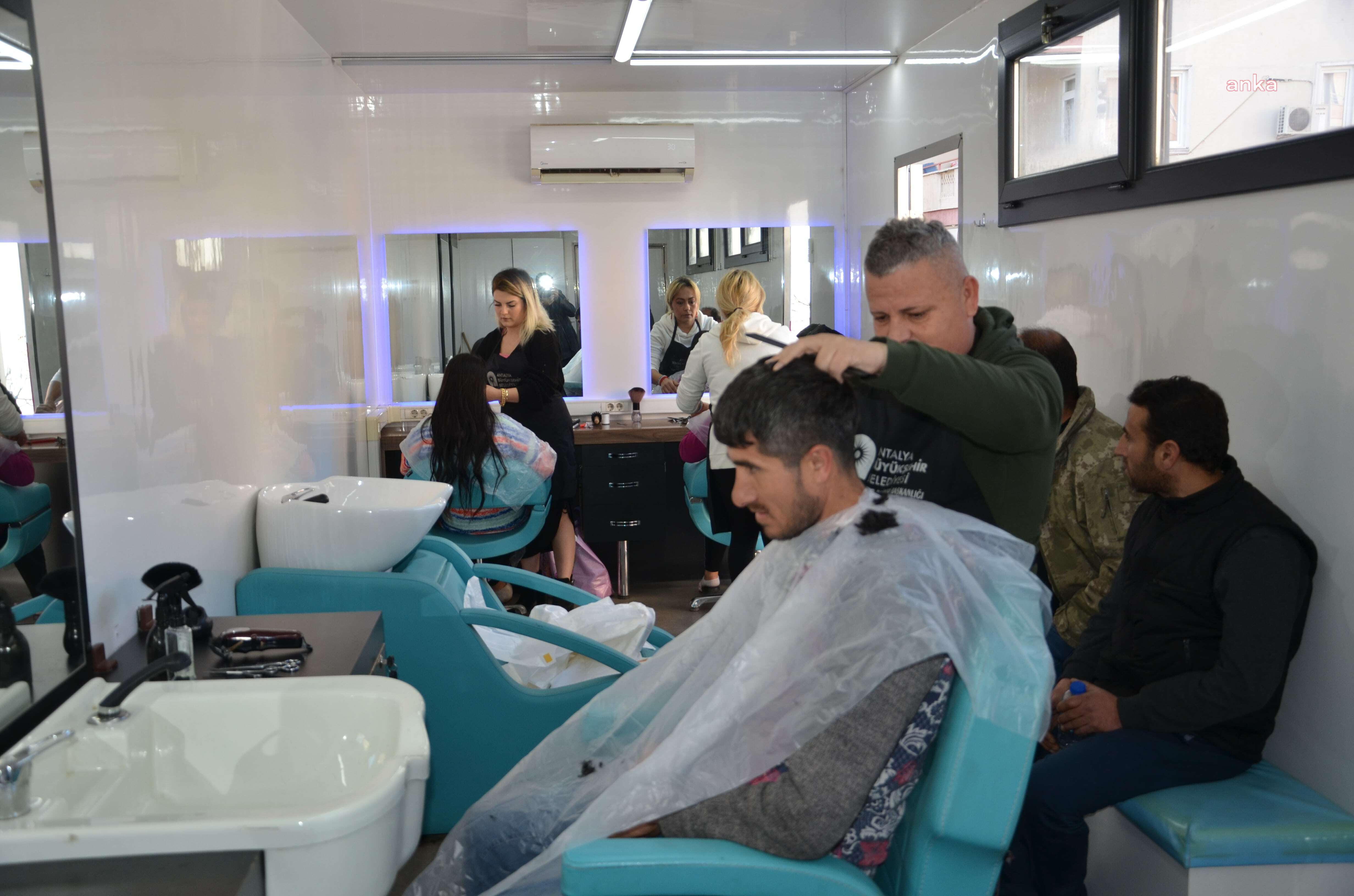 ANTALYA BÜYÜKŞEHİR, MOBİL KUAFÖRÜ'YLE DEPREMZEDELERE HİZMET VERMEYE DEVAM EDİYOR