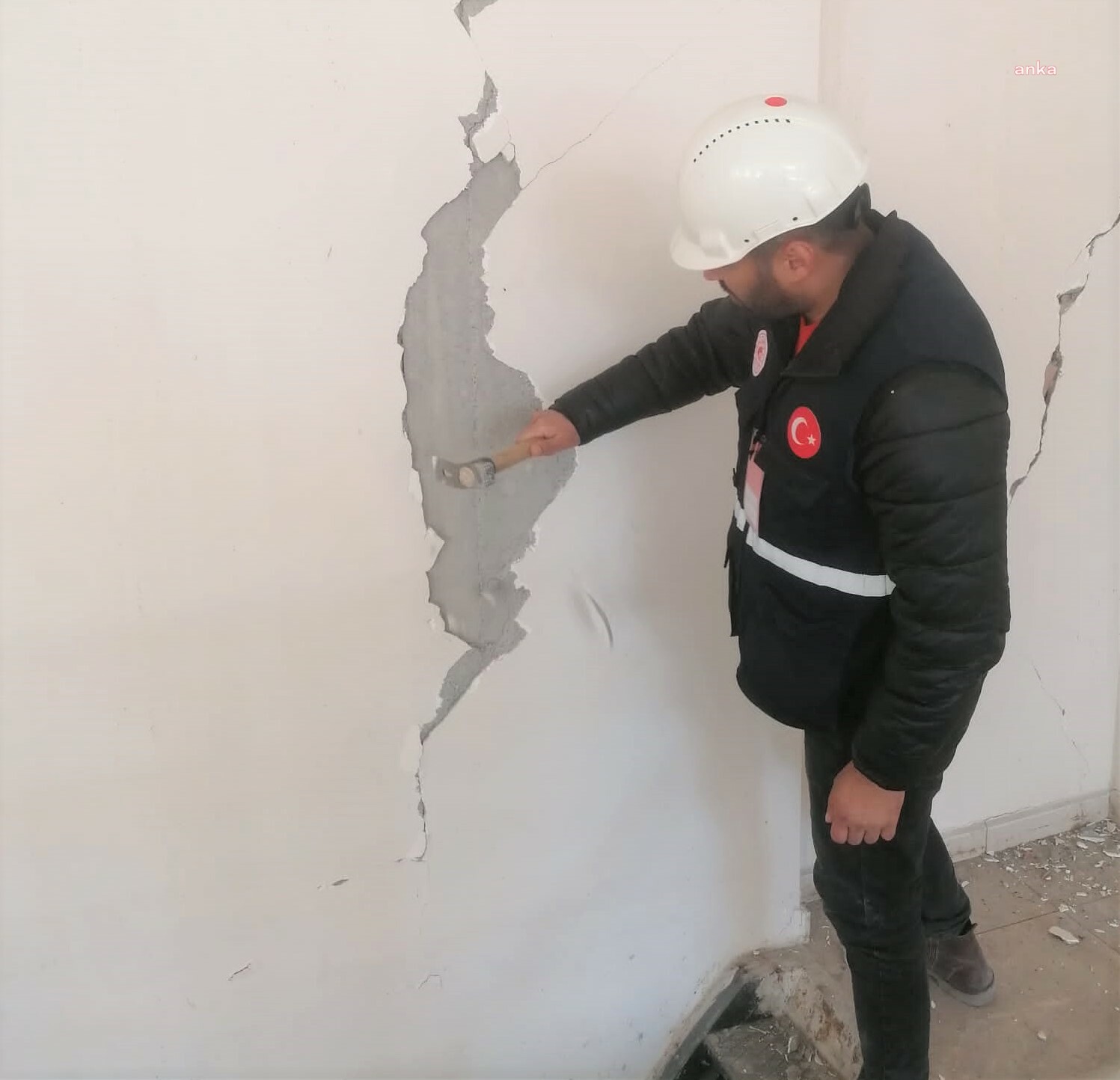 TURGUTLU BELEDİYESİ TEKNİK EKİBİ HASAR TESPİT ÇALIŞMALARI İÇİN DEPREM BÖLGESİNDE