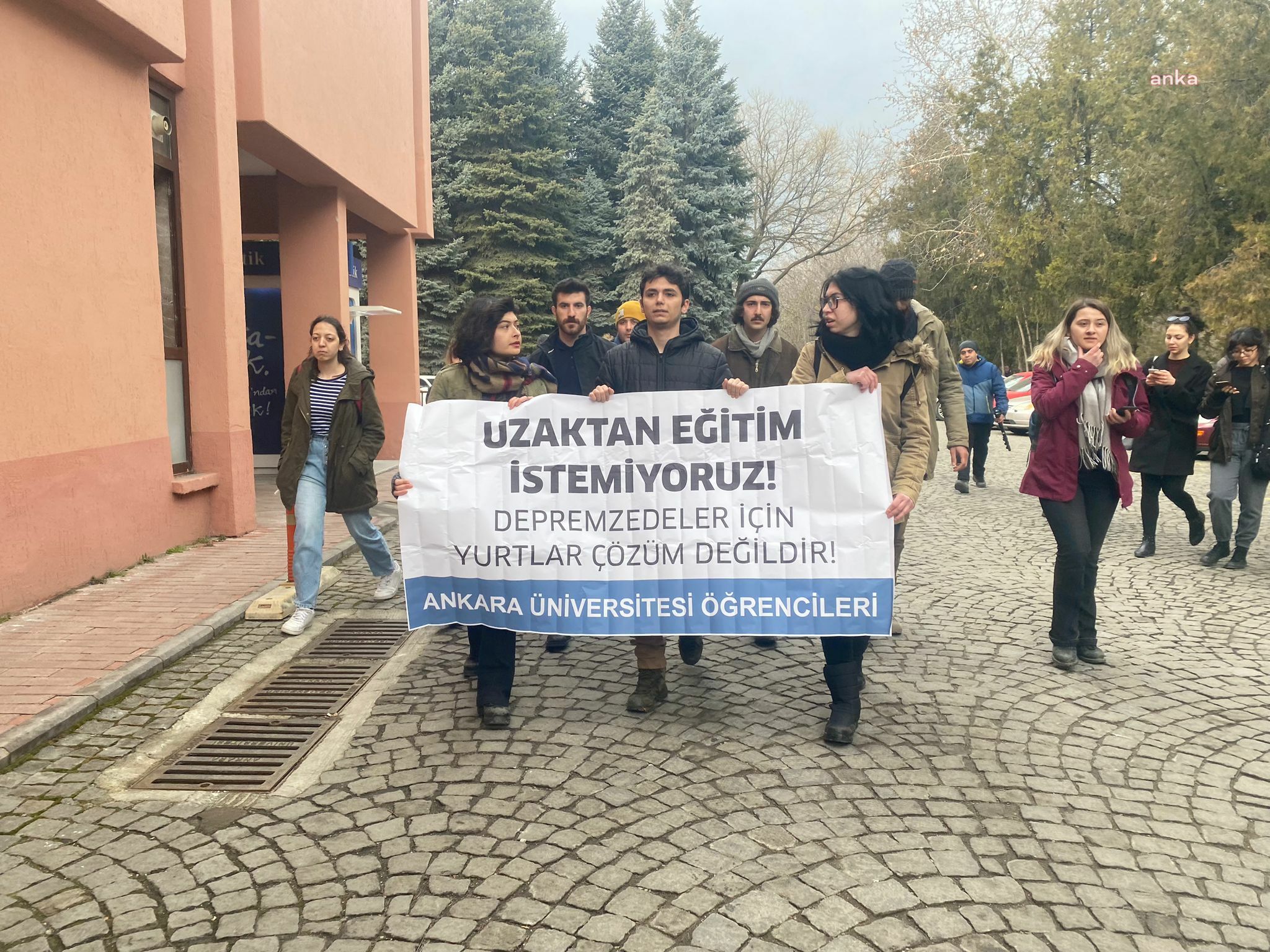 ANKARA ÜNİVERSİTESİ ÖĞRENCİLERİNDEN 'UZAKTAN EĞİTİM' PROTESTOSU: ONLARCA TOKİ KONUTLARI, OTELLER VARKEN İLK TERCİH EDİLEN YERİN KYK YURTLARI OLMASI İKTİDARIN SERMAYEYE DOKUNMADAN ‘ÇÖZÜM ÜRETME’ ÇABASININ BİR ÜRÜNÜDÜR”