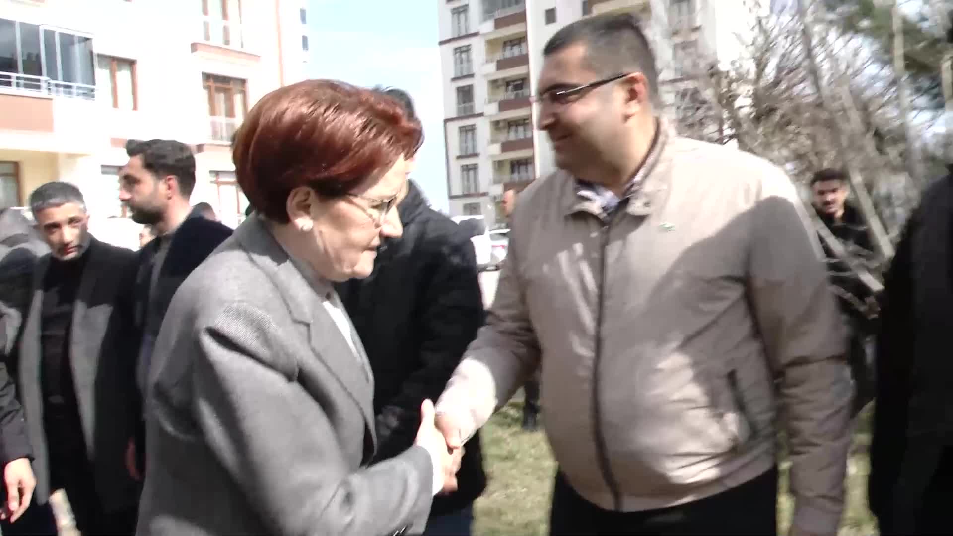 MERAL AKŞENER, DİYARBAKIR’DA DEPREMZEDELERİ ZİYARET ETTİ