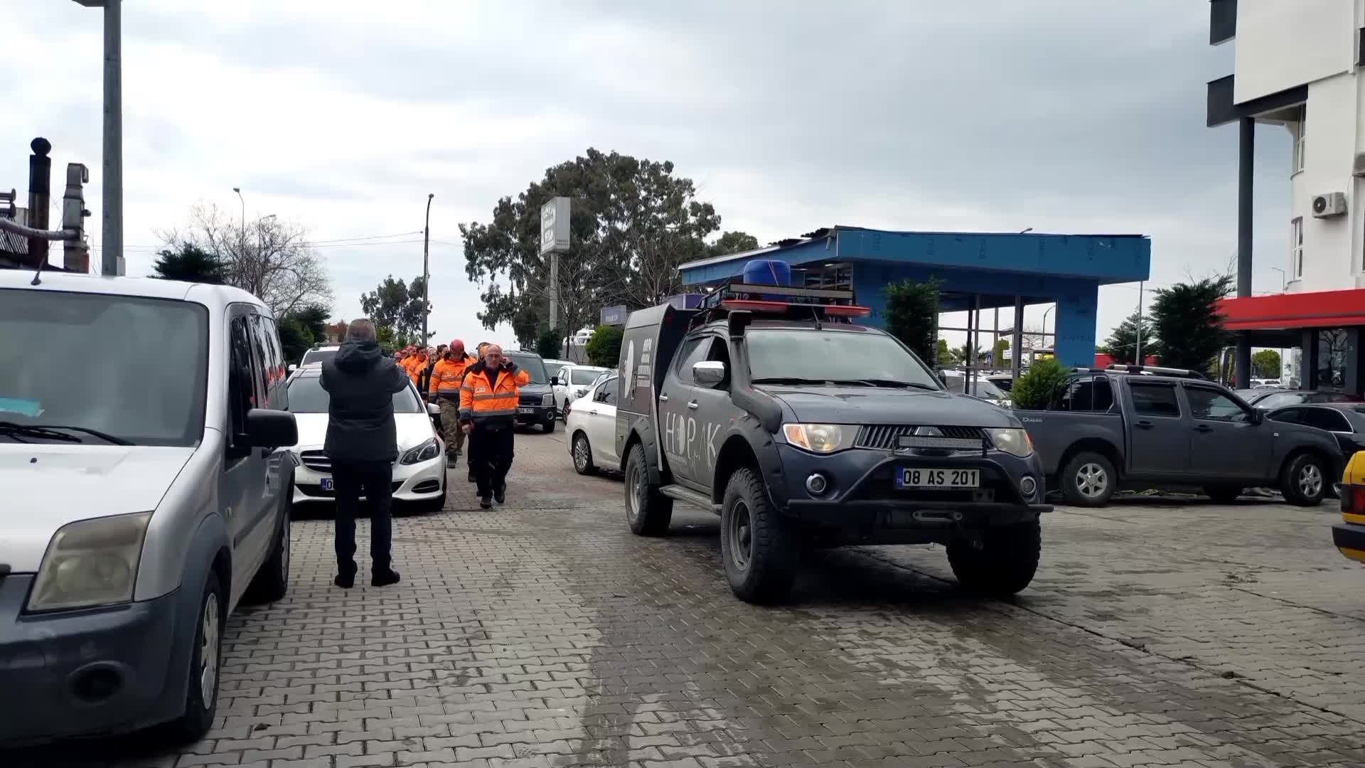 DEPREM BÖLGESİNDEN DÖNEN ARAMA-KURTARMA EKİBİ HOPA'DA ALKIŞLARLA KARŞILANDI