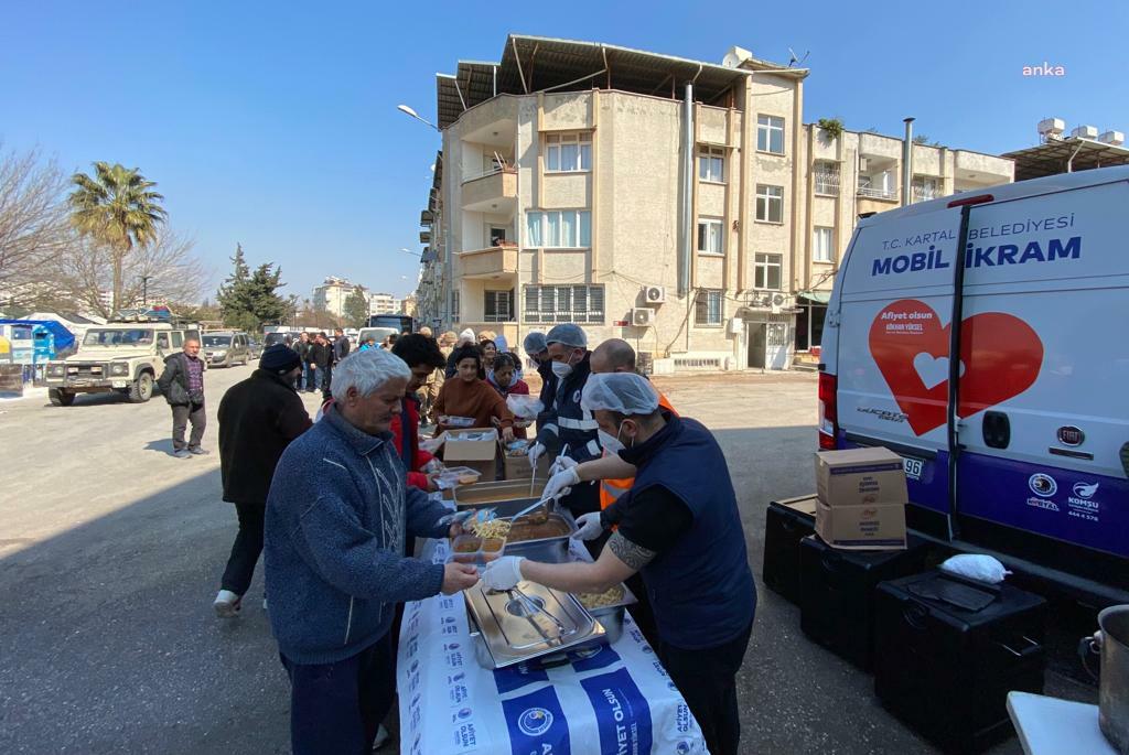 KARTAL BELEDİYESİ AFET BÖLGESİ HATAY’DA ÜÇ ÖĞÜN SICAK YEMEK DAĞITIYOR
