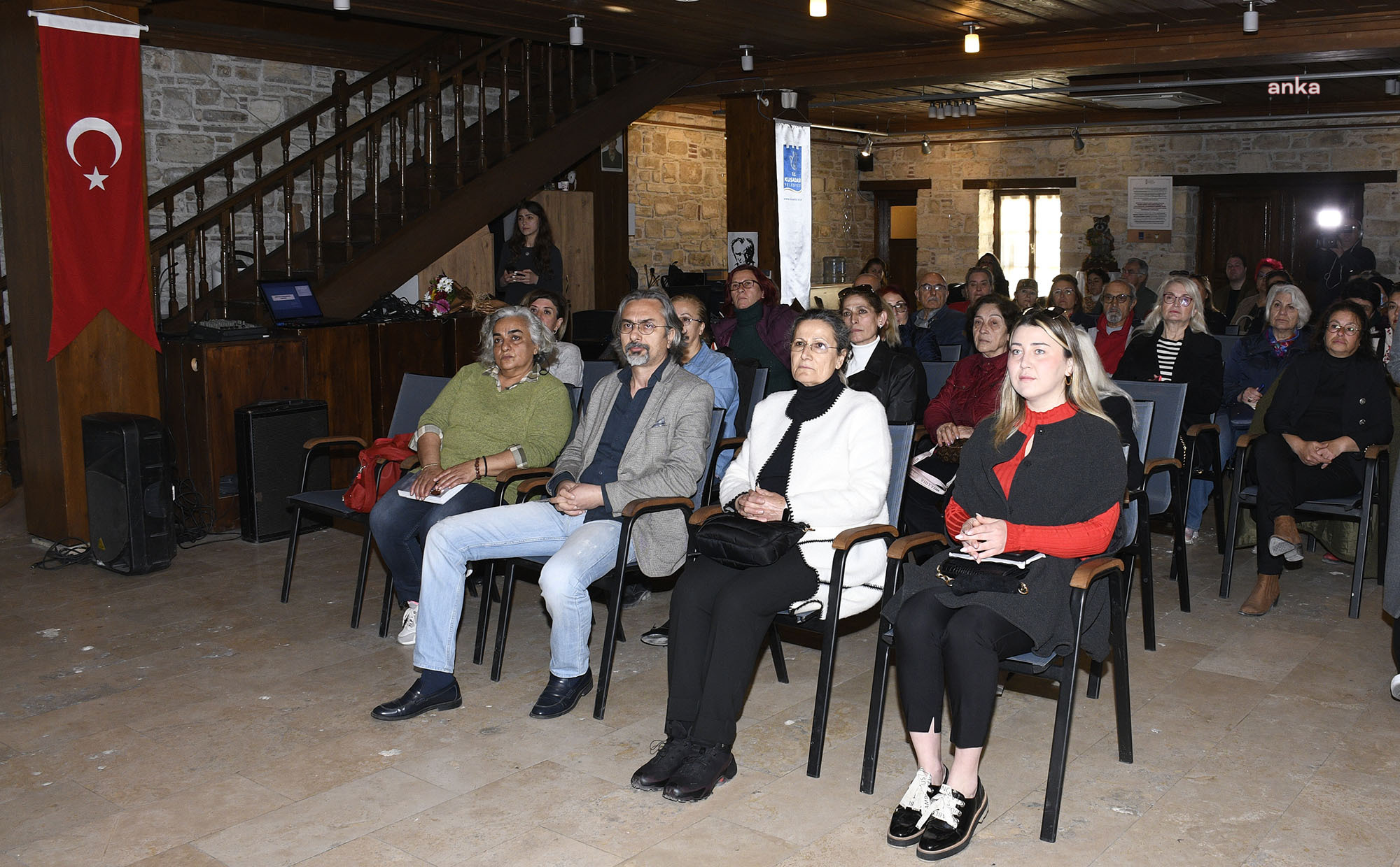 KUŞADASI’NDA PSİKOLOGLAR DEPREMZEDELER İÇİN BİR ARAYA GELDİ