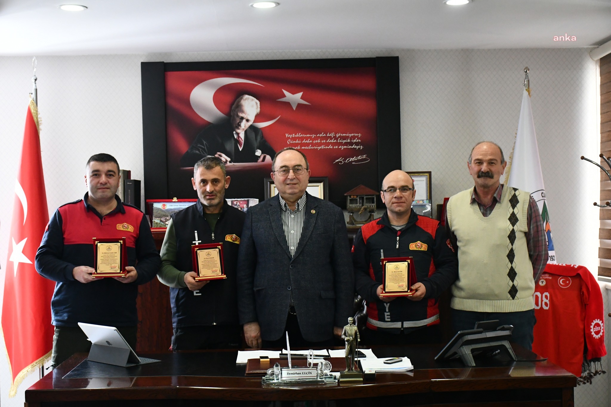 ARTVİN BELEDİYE BAŞKANI ELÇİN’DEN ARAMA-KURTARMA EKİBİNE PLAKET