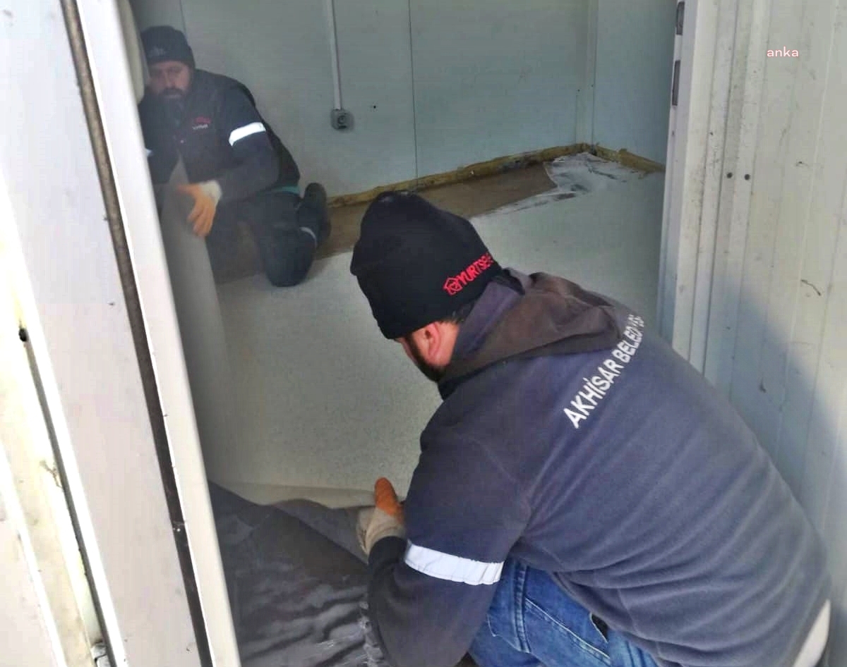 AKHİSAR BELEDİYESİ’NİN ONARDIĞI KONTEYNERLER DEPREM BÖLGESİNE GÖNDERİLİYOR