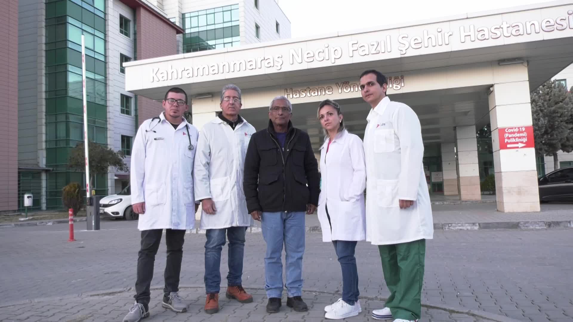 KÜBALI DOKTORLAR, KAHRAMANMARAŞ DEPREM BÖLGESİNDE: “TEK BİR HALK GİBİ ÇALIŞTIK, HAYAT KURTARMAK İÇİN YAPTIK… CHE HER ŞEYDEN ÖNCE BİR HEKİMDİ”