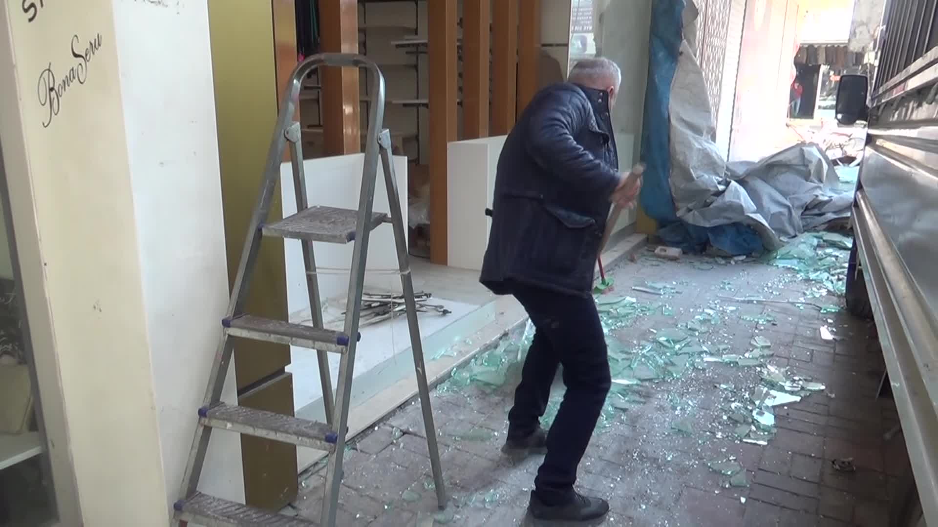 DEPREMDE İŞYERİ KULLANILAMAZ HALE GELEN OSMANİYELİ ESNAF: "MALZEMELERİMİZİ DEPOYA ÇEKİYORUZ, DÜKKAN DA YOK, ÖYLE BEKLİYORUZ"