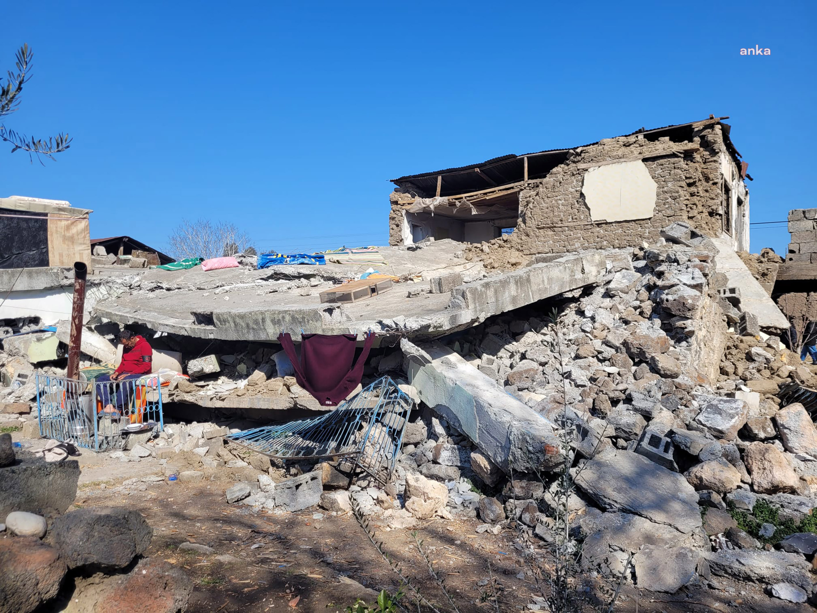 DÖŞEMEALTI BELEDİYESİ, DEPREM BÖLGESİ OSMANİYE'DE HASAR TESPİT ÇALIŞMASI YAPIYOR