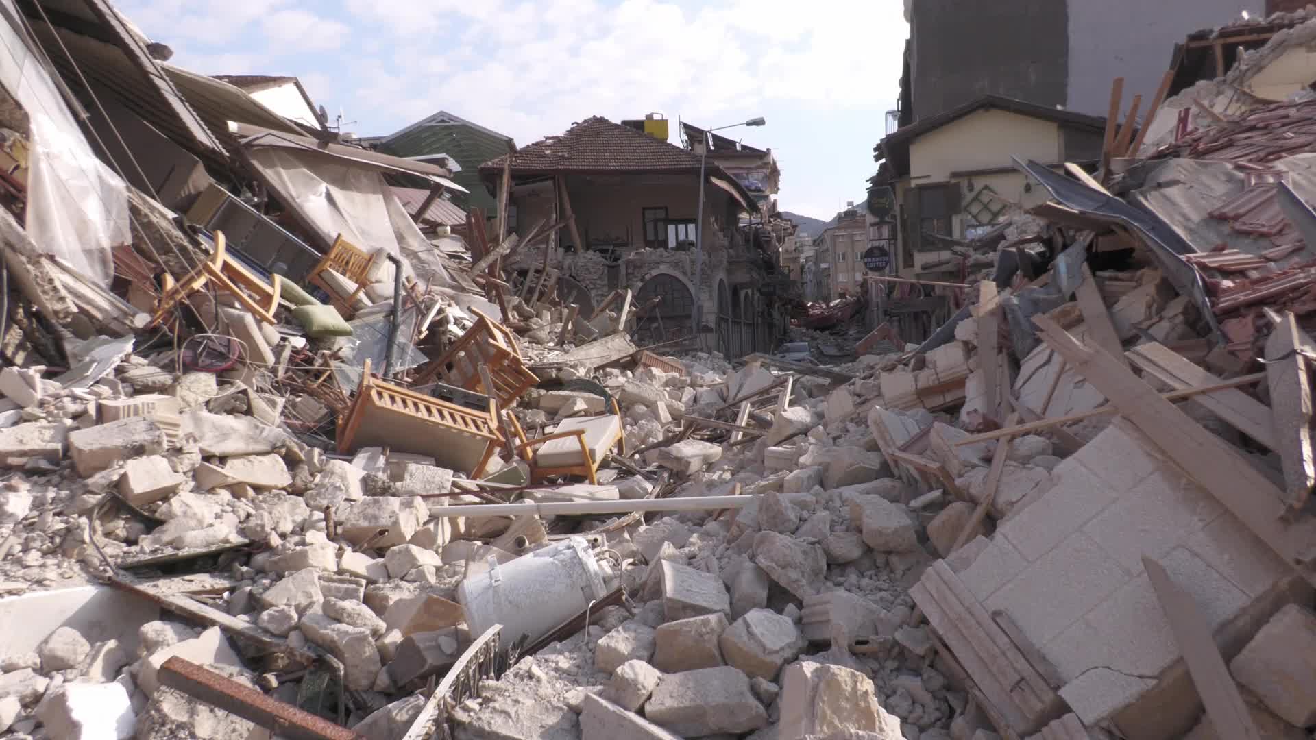 ANTAKYA RUM ORTODOKS KİLİSESİ DE DEPREMLERDE ÇÖKTÜ… KİLİSE VAKFI YÖNETİCİSİ ÇALIŞKAN: “TARİHİ DOKULARIN TEKRARDAN RESTORE EDİLMESİ, TAŞLARIN DA KAYBEDİLMEDEN TEKRAR YERİNE KONULMASI GEREKİYOR”