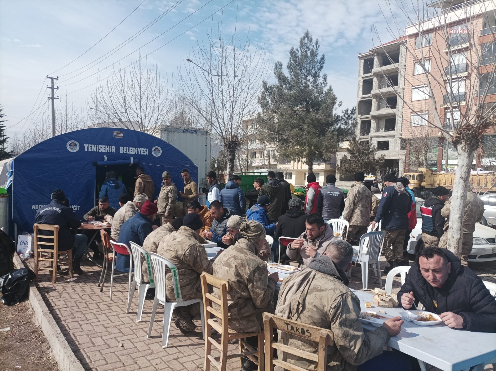MERSİN YENİŞEHİR BELEDİYESİ, AFET BÖLGESİ ADIYAMAN’DA HER GÜN 4 BİN KİŞİYE YEMEK DAĞITIYOR
