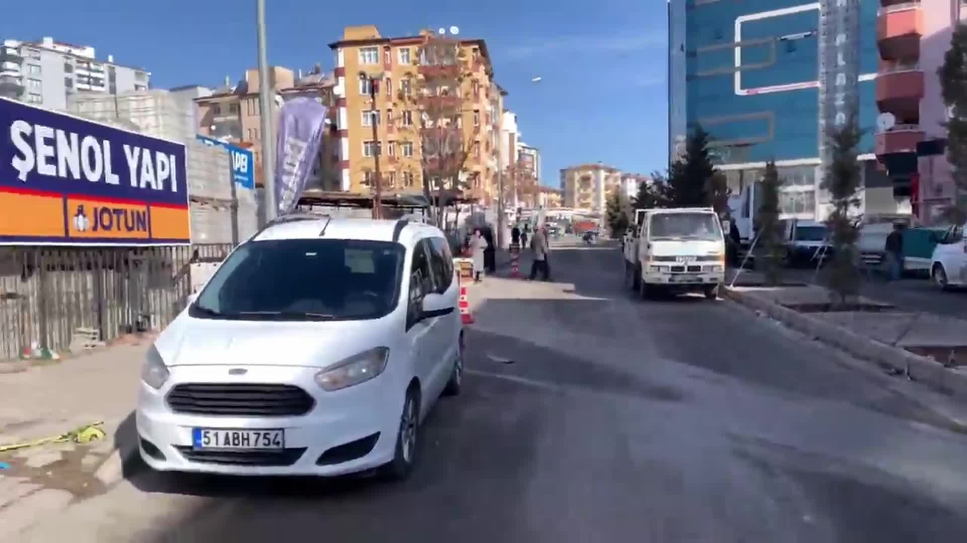 NİĞDE’NİN AFET BÖLGESİ KAPSAMINA ALINMASI GEREKTİĞİNİ BELİRTEN CHP’Lİ GÜRER’İN DİNLEDİĞİ VATANDAŞ: “NİĞDELİLER YOKMUŞ GİBİ DAVRANILIYOR. AMA BİZ VARIZ, BURADAYIZ, YAŞIYORUZ, MAĞDURUZ. YÜZLERCE DAİRE GİTTİ”