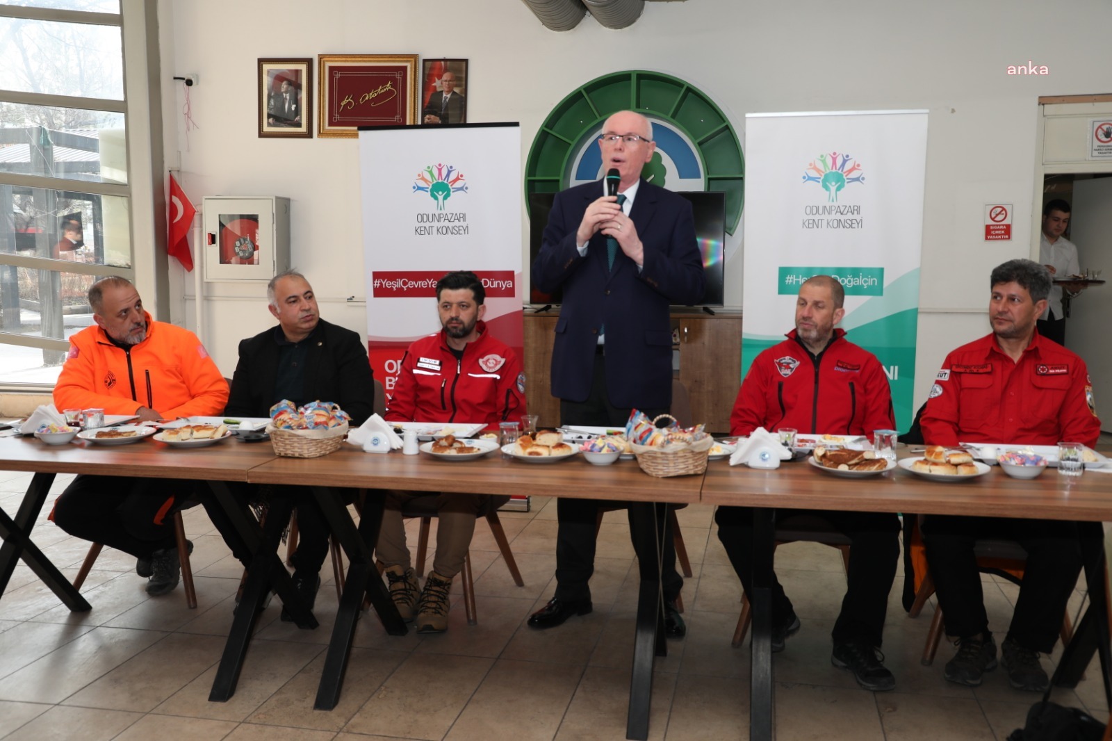 ODUNPAZARI BELEDİYE BAŞKANI KURT, ARAMA-KURTARMA EKİPLERİYLE BİR ARAYA GELDİ