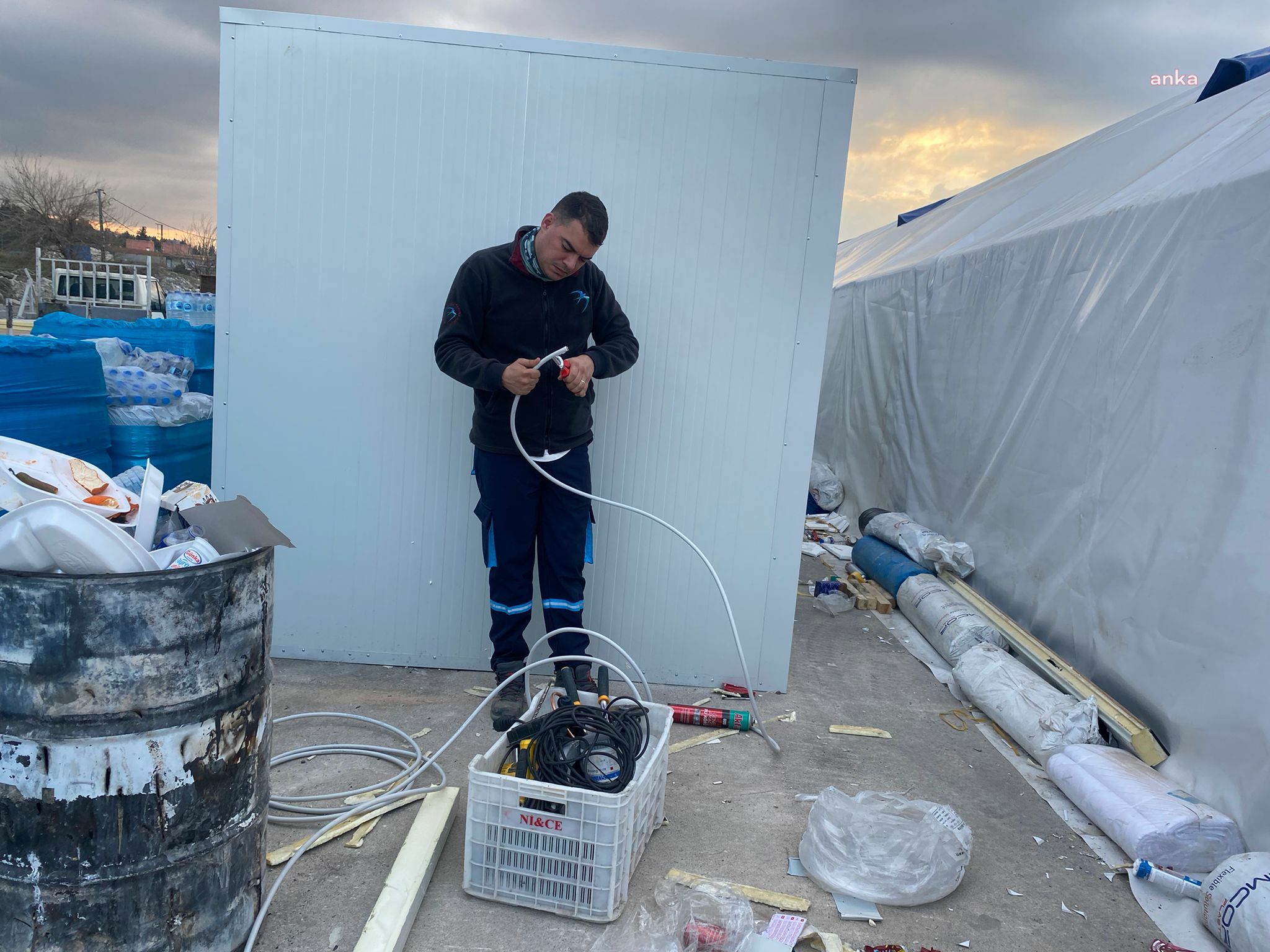 BEYLİKDÜZÜ BELEDİYESİ, HATAY İSKENDERUN’DAKİ ÇADIR KENTİNE ELEKTRİK VERMEYE BAŞLADI