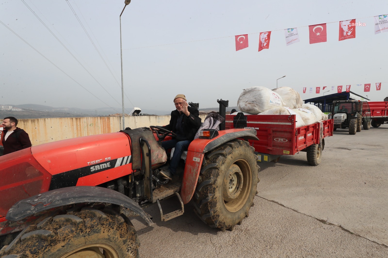İZMİT BELEDİYESİ'NİN ÜRETTİĞİ SİLAJLAR, AFET BÖLGESİ VE İLÇEDEKİ ÇİFTÇİLER ARASINDA PAYLAŞTIRILDI