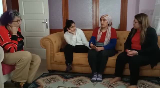 GÜLİZAR BİÇER KARACA’NIN DİNLEDİĞİ DEPREMZEDE: “DÖRDÜNCÜ GÜNÜ AKŞAM ÜZERİ SAAT 2, 3 GİBİ AFAD YARDIMA GELDİ, ‘HALK ABARTIYOR’ DİYORLAR BEN YAŞADIĞIMI ANLATIYORUM NE BİR EKSİK NE BİR FAZLA”