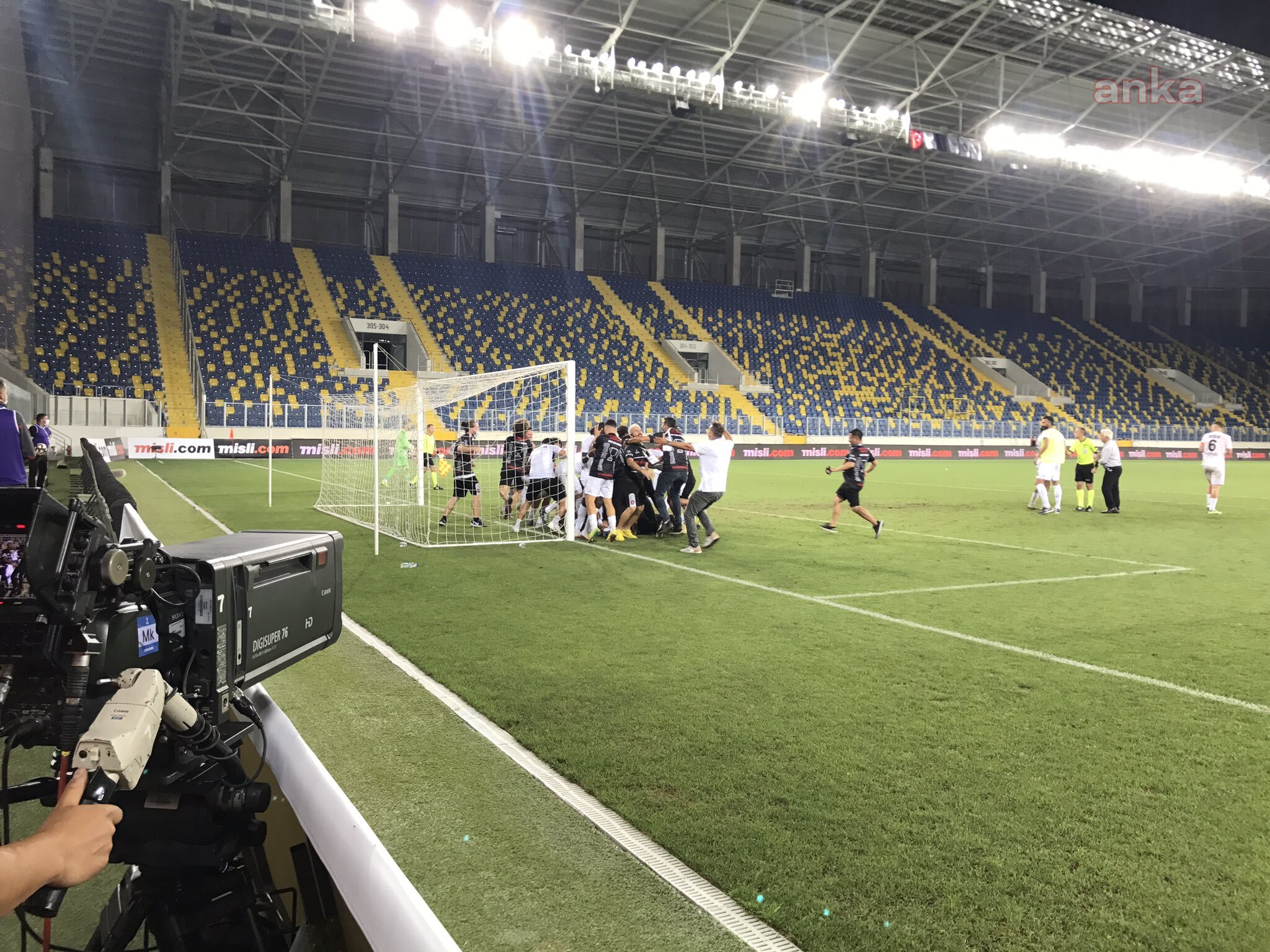 SÜPER LİGE SON YÜKSELEN TAKIM FATİH KARAGÜMRÜKSPOR OLDU