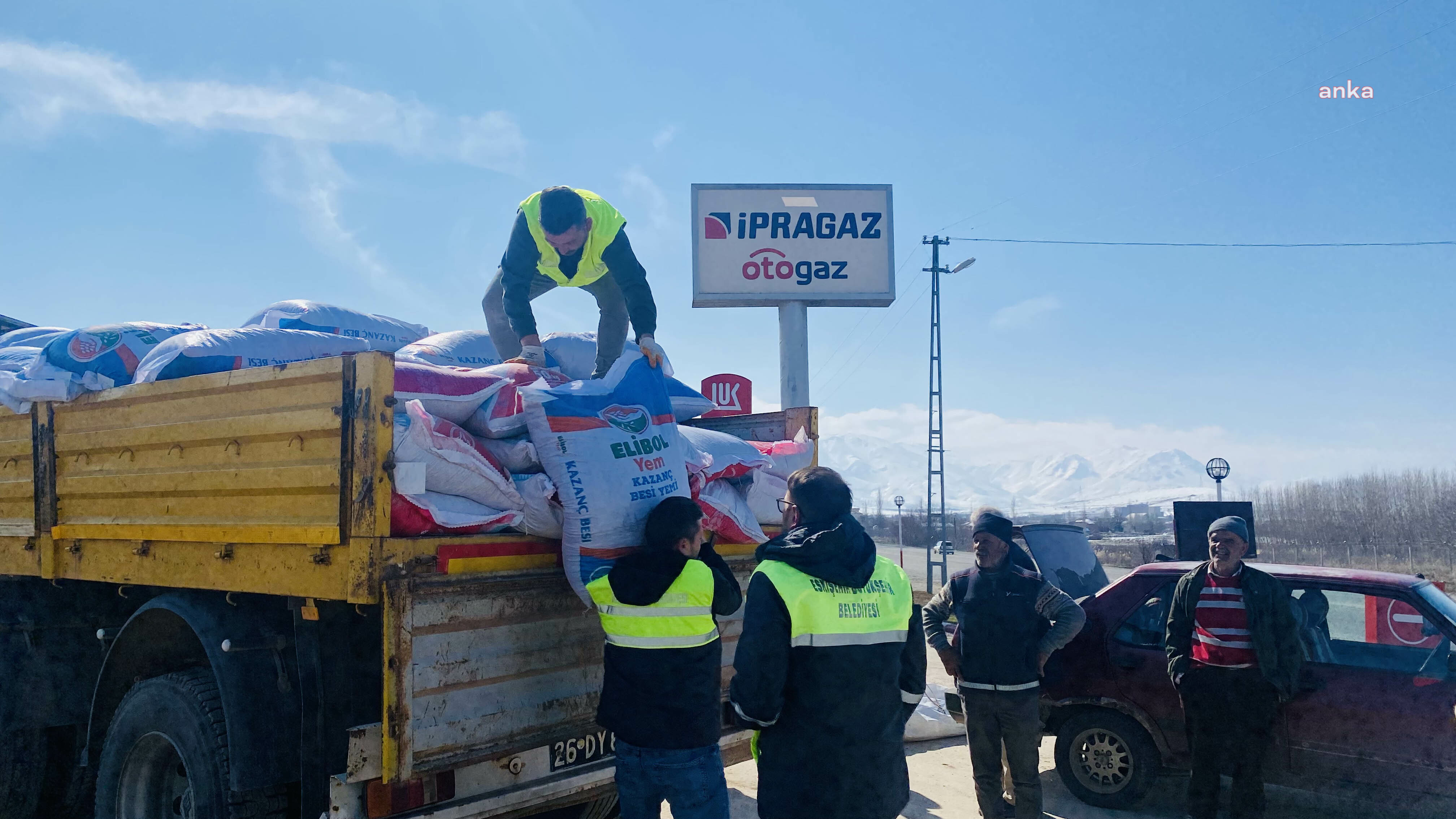 ESKİŞEHİR BÜYÜKŞEHİR BELEDİYESİ’NDEN MALATYA VE ADIYAMAN’DAKİ HAYVAN ÜRETİCİSİNE YEM DESTEĞİ