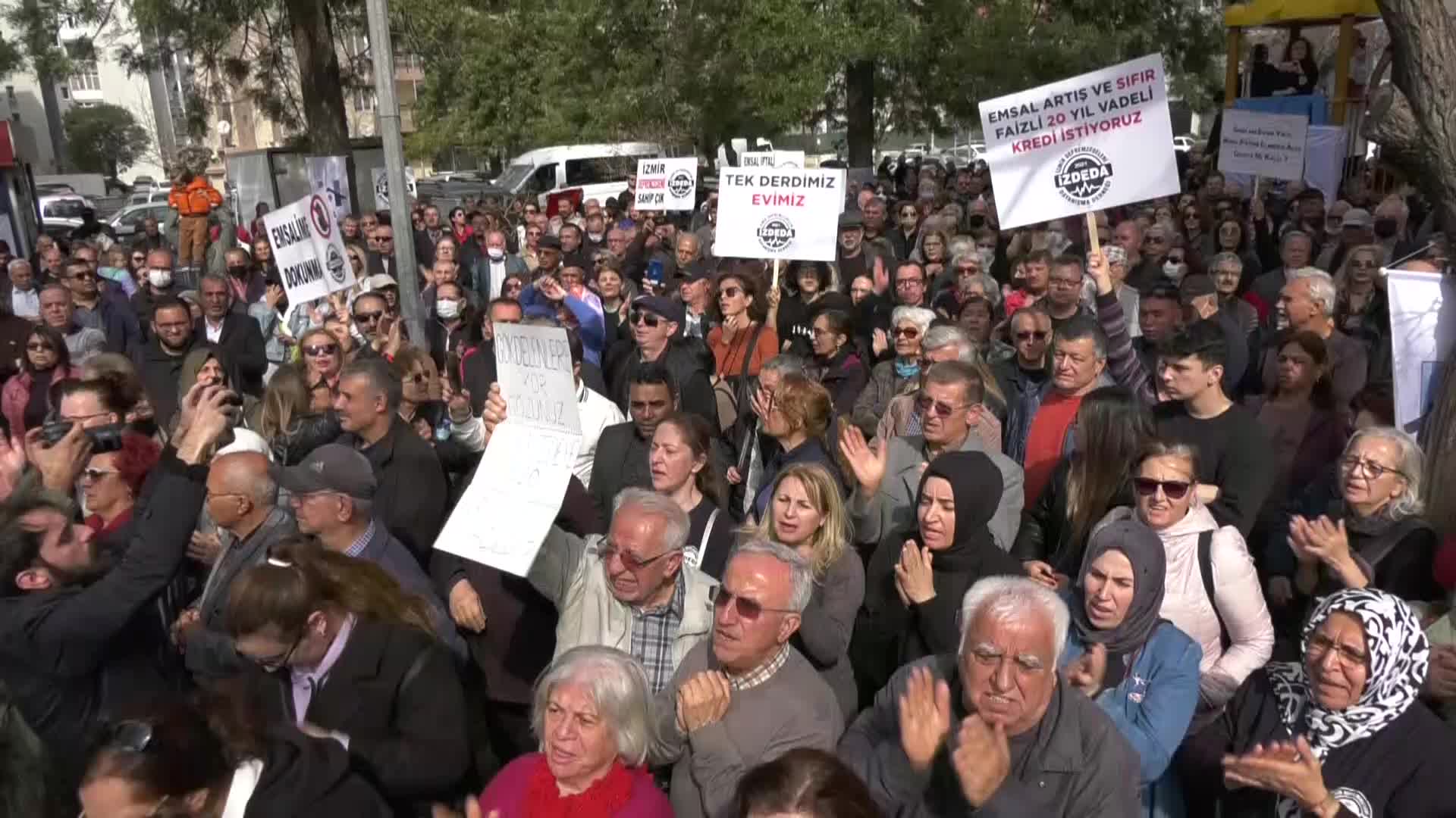 İZMİRLİ DEPREMZEDELERDEN EMSAL ARTIŞINA VERİLEN YÜRÜTMEYİ DURDURMA KARARINA KEFENLİ ÇADIRLI PROTESTO