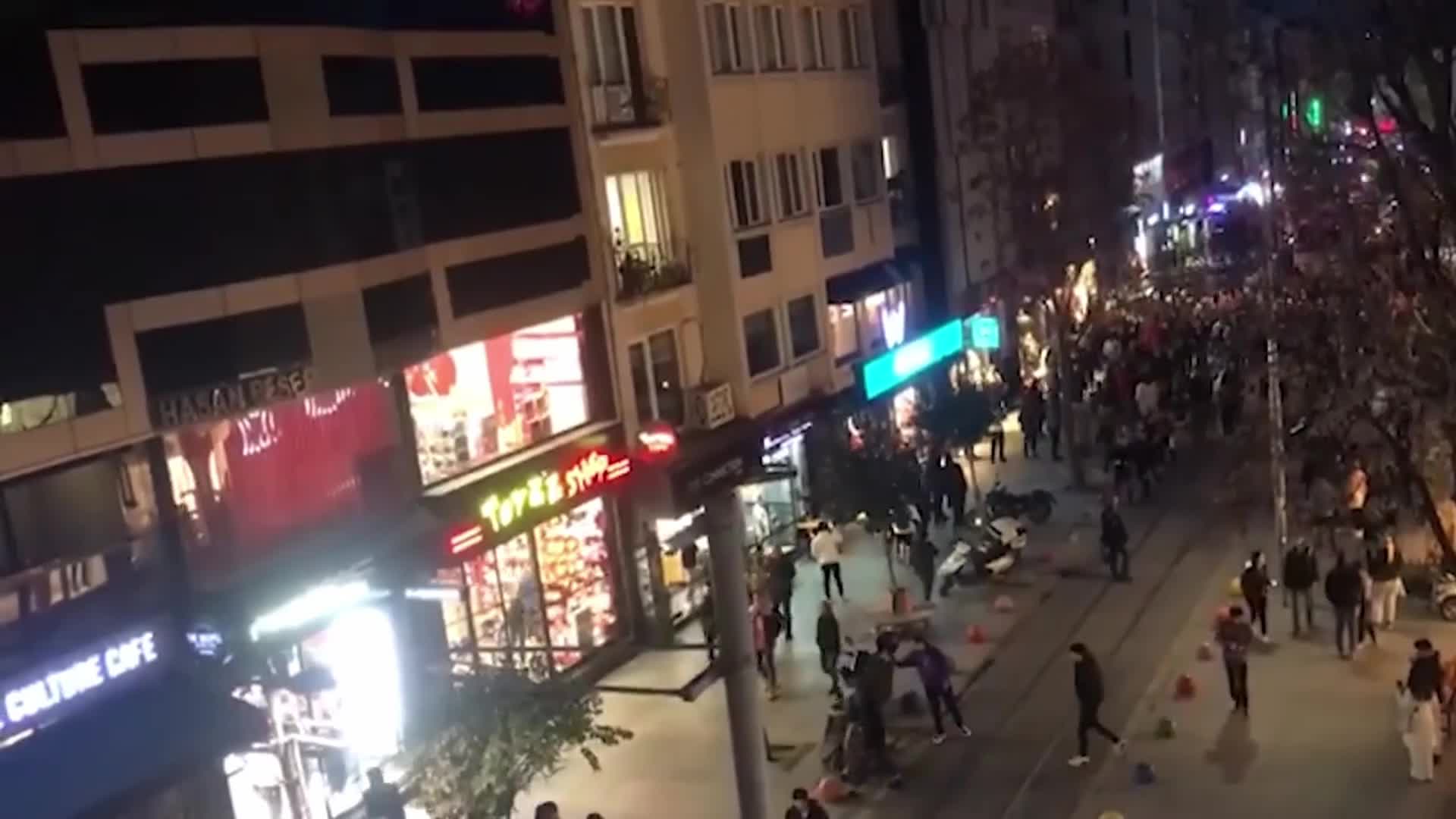 KIZILAY’IN KADIKÖY ŞUBESİ ÖNÜNDE BASIN AÇIKLAMASI YAPMAK İSTEYEN TİP’LİLERE POLİS MÜDAHALE ETTİ, ÇOK SAYIDA GÖZALTI VAR