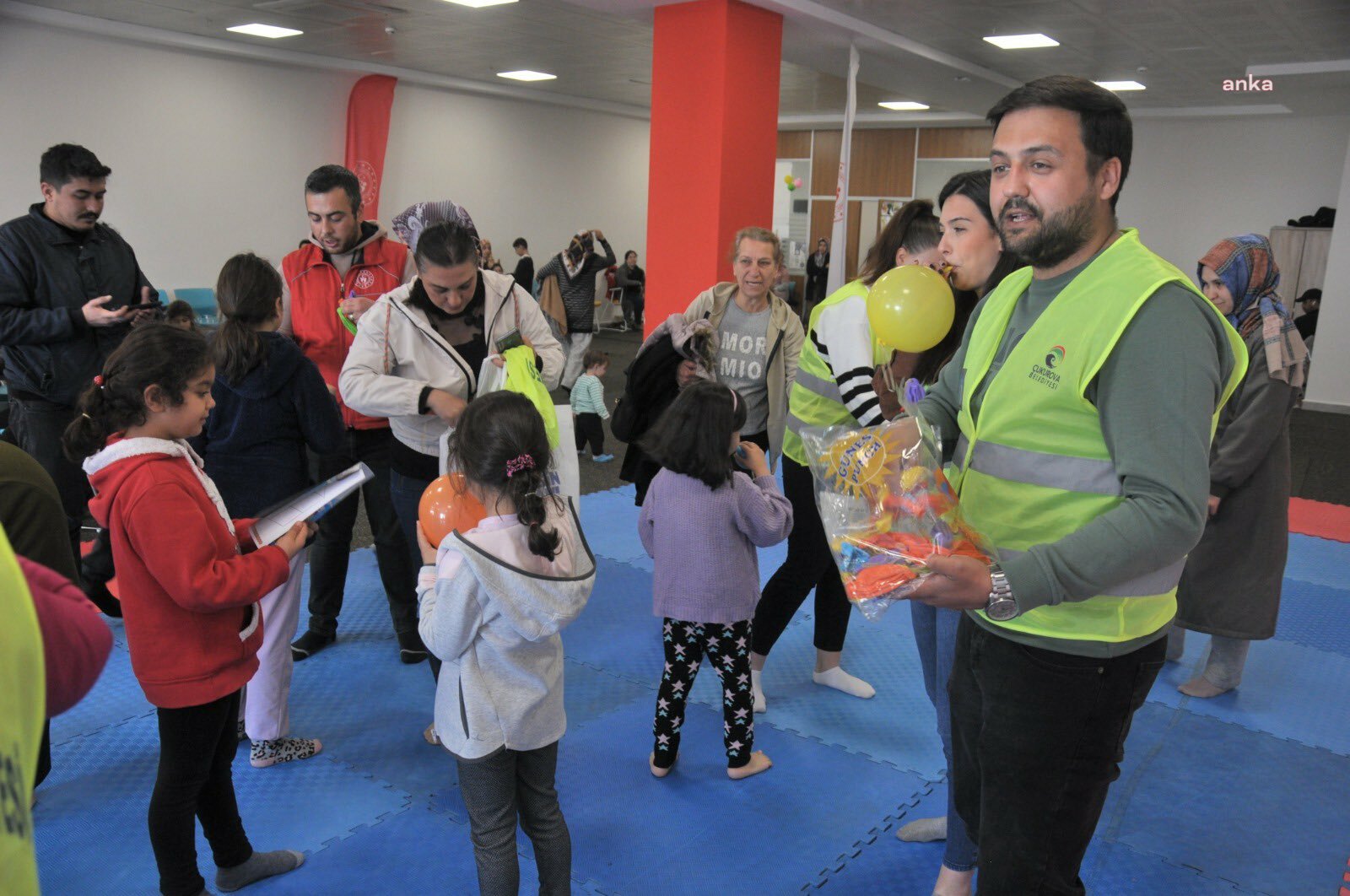 ÇUKUROVA BELEDİYESİ’NİN PSİKOSOSYAL DESTEK EKİBİ, KENTTEKİ DEPREMZEDE ÇOCUKLARIN YANINDA