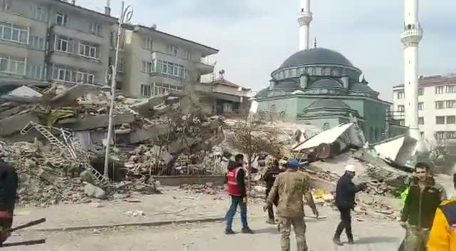 VELİ AĞBABA: YEŞİLYURT'TA MEYDANA GELEN 5.6 ŞİDDETİNDEKİ DEPREMİN ARDINDAN MAALESEF MALATYA'DA YENİ BİNALAR ÇÖKTÜ