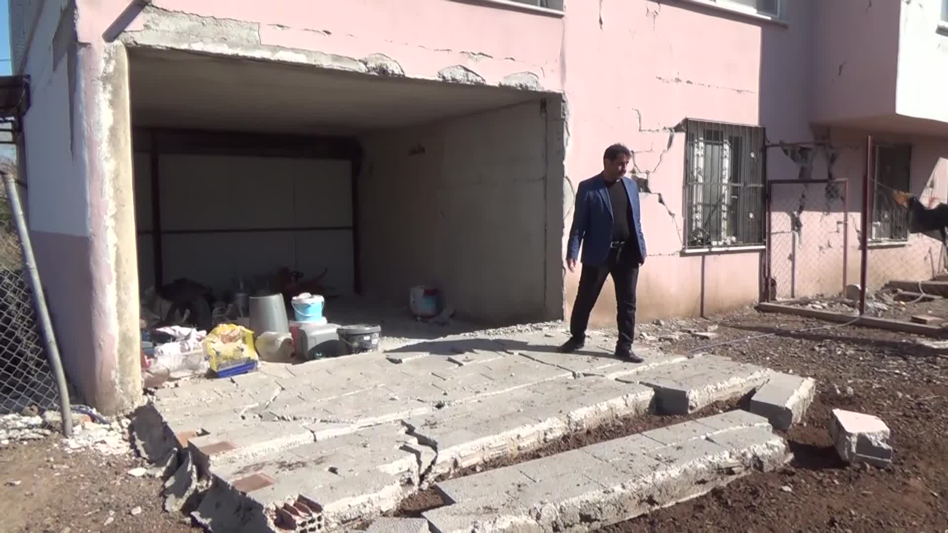 HASARLI EVİNİ HAYVANLARI İÇİN TERK EDEMEYEN OSMANİYELİ DEPREMZEDE: “ÇADIRKENT KURDUK DİYORLAR, ORAYA GÖTÜRMEK İSTİYORLAR. 20 KOYUNLA AFAD ÇADIRINA GİDEMEM Kİ”