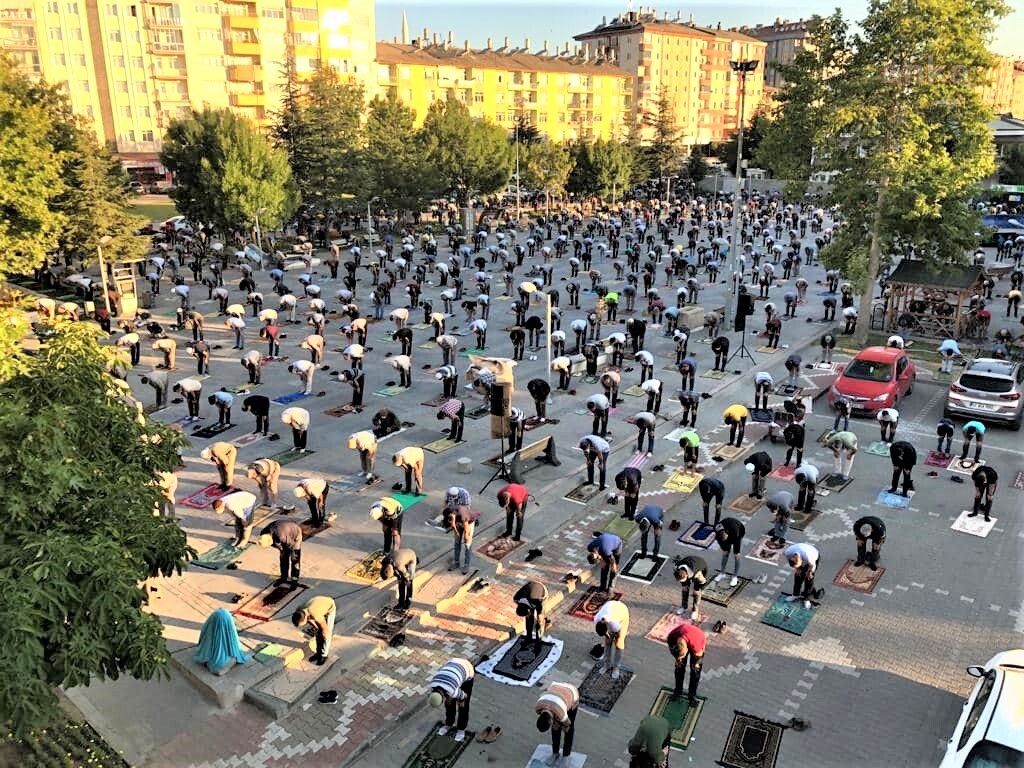 SEYDİŞEHİR’DE KURBAN BAYRAMI NAMAZI, MİLLİ İRADE MEYDANINDA KILINDI
