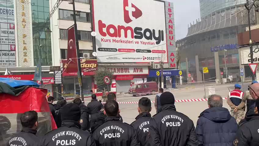MALATYA’DA, 5.6 BÜYÜKLÜĞÜNDEKİ DEPREMİN ARDINDAN BİR BİNANIN ÇÖKÜŞÜ, KAMERALARA YANSIDI