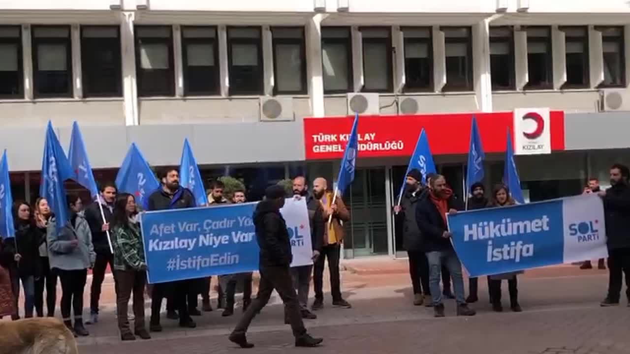 SOL PARTİ’DEN KIZILAY ÖNÜNDE PROTESTO: “ELİNDE KAMU YARARI İÇİN TUTTUĞU BÜTÜN MALZEMELERİ UTANMADAN SATMIŞ”
