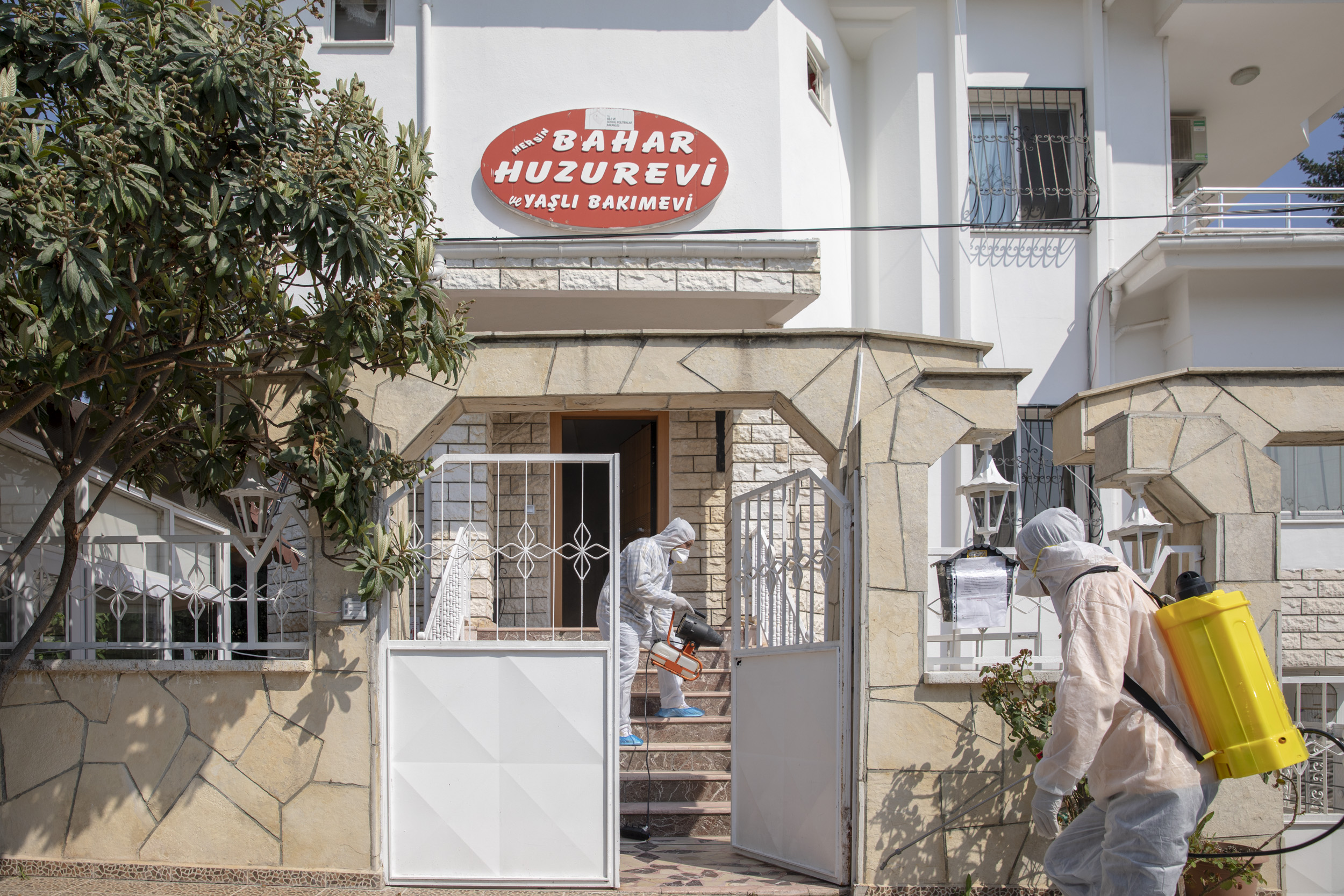 MERSİN'DE HUZUREVLERİ DE KORONAVİRÜS’E KARŞI DEZENFEKTE EDİLİYOR