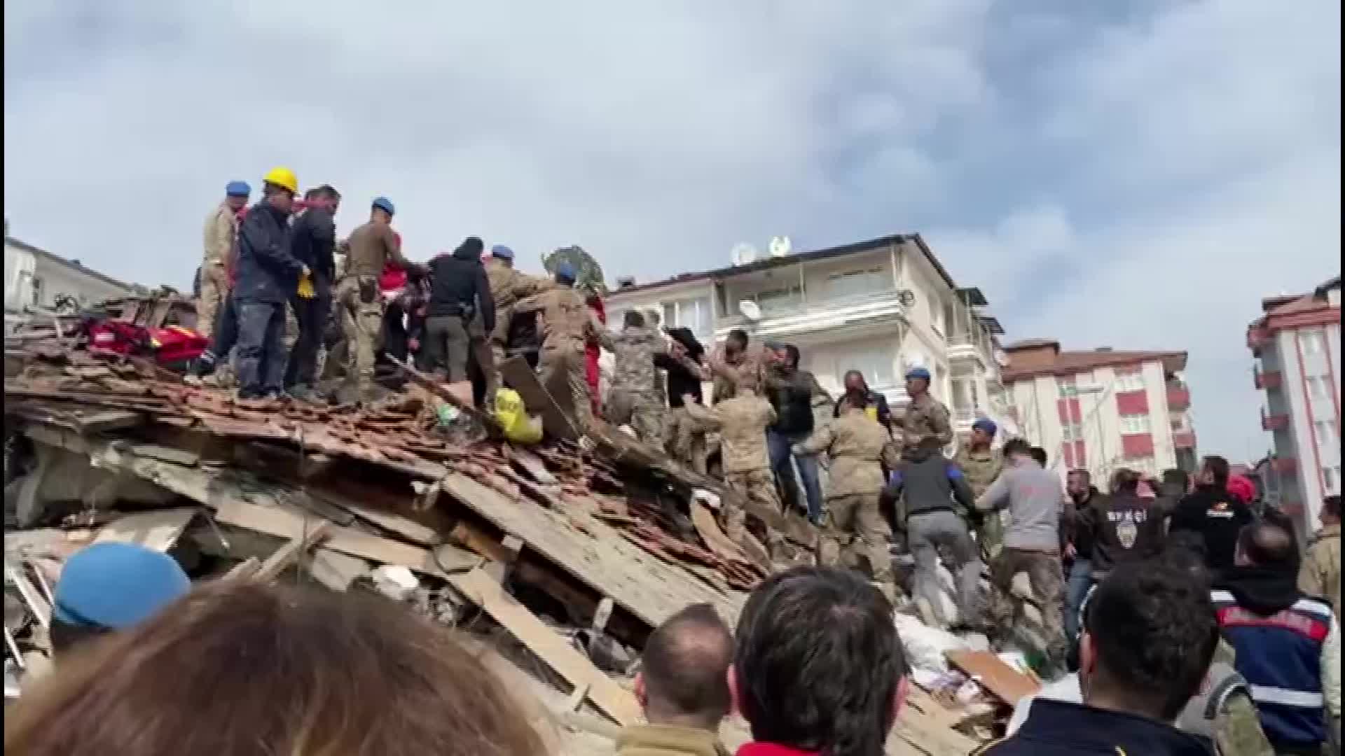 MALATYA’DAKİ DEPREMİN ARDINDAN 3 KİŞİ ENKAZDAN SAĞ OLARAK ÇIKARILDI