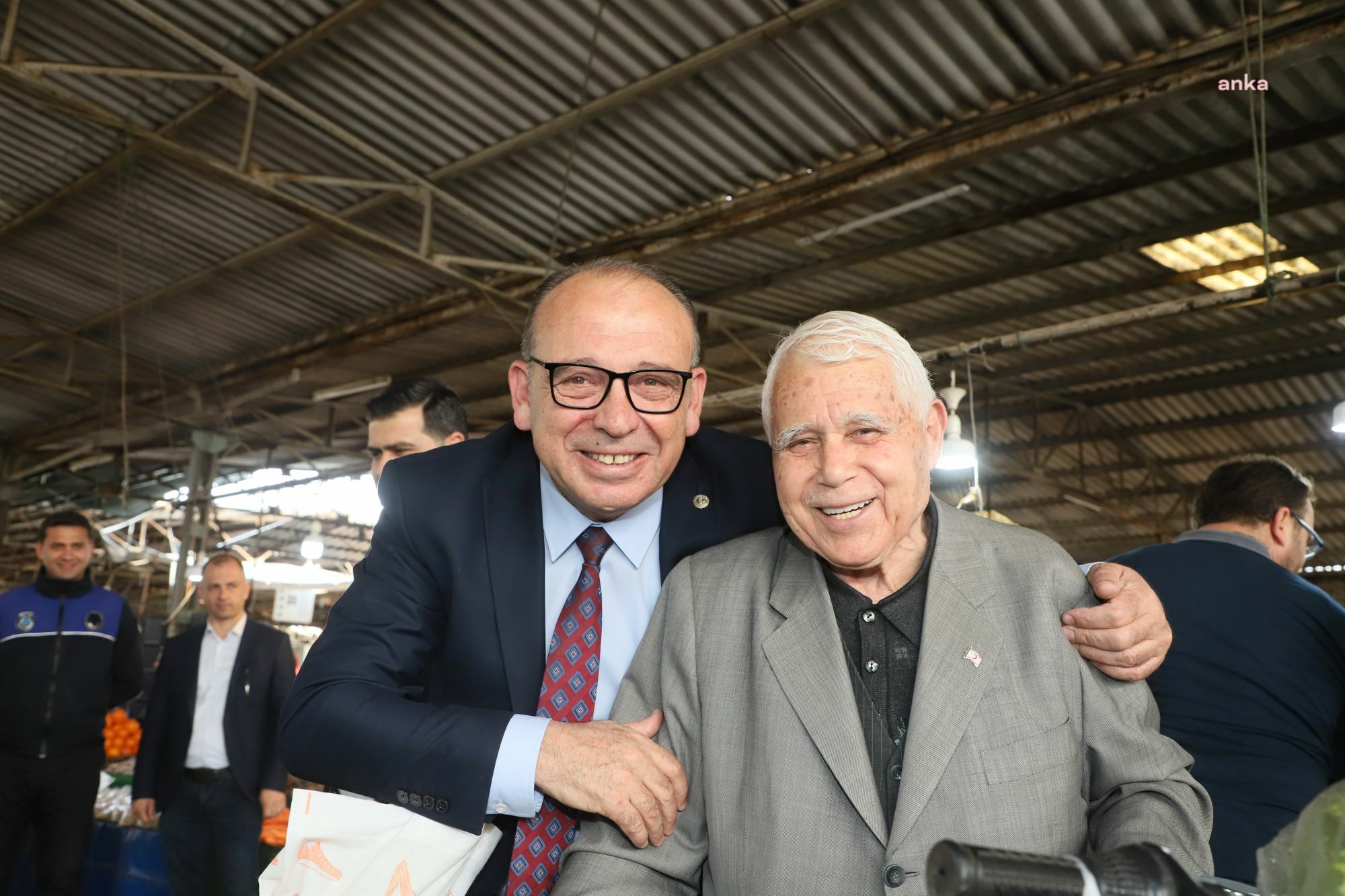TURGUTLU BELEDİYE BAŞKANI AKIN, PAZARTESİ PAZARI’NI ZİYARET ETTİ