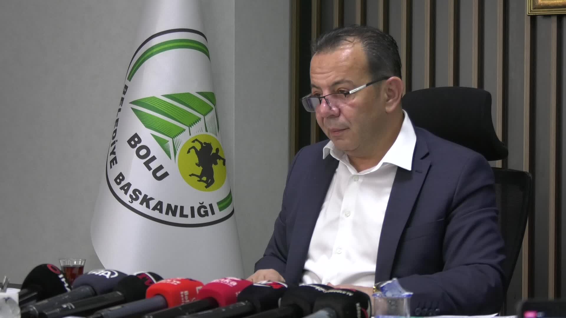 TANJU ÖZCAN: “DEVLETİN ACİL BİR YASA ÇIKARMASI GEREKİYOR. BU YASA İLE 20-40 YAŞ ARASI SURİYELİ ERKEKLERİ ÜLKELERİNE SINIR DIŞI ETMELİ”