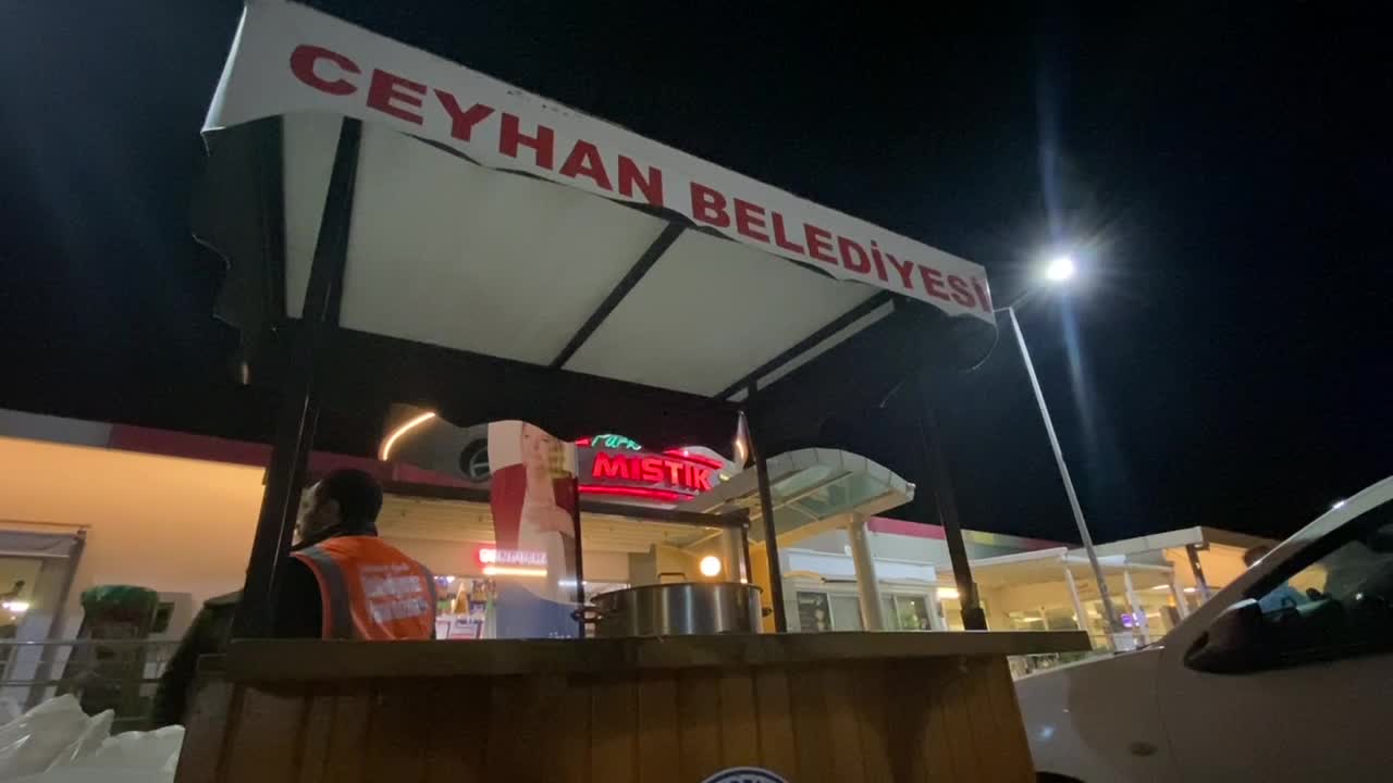 DEPREMDE PAHALI ÇORBA SATAN İŞLETME ÖNÜNDE CHP’Lİ BELEDİYENİN BAŞLATTIĞI ÜCRETSİZ ÇORBA İKRAMI 22 GÜNDÜR SÜRÜYOR