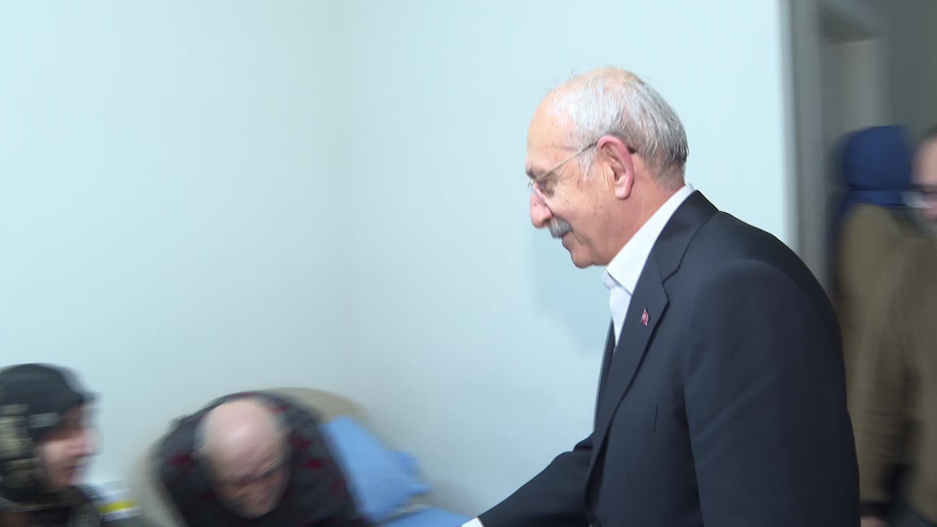 KILIÇDAROĞLU’NUN DİNLEDİĞİ BİR DEPREMZEDE: “KÖYÜMDEN DURMADAN ARIYOR AKRABALARIM. ÇADIR YOK. ASKERİYE BİR ÇADIR VERMİŞ KENDİLERİNE, 100 KİŞİ KALIYORLAR. NEREDE KALACAKLAR, NEREDE YATACAKLAR? OLACAK İŞ DEĞİL”