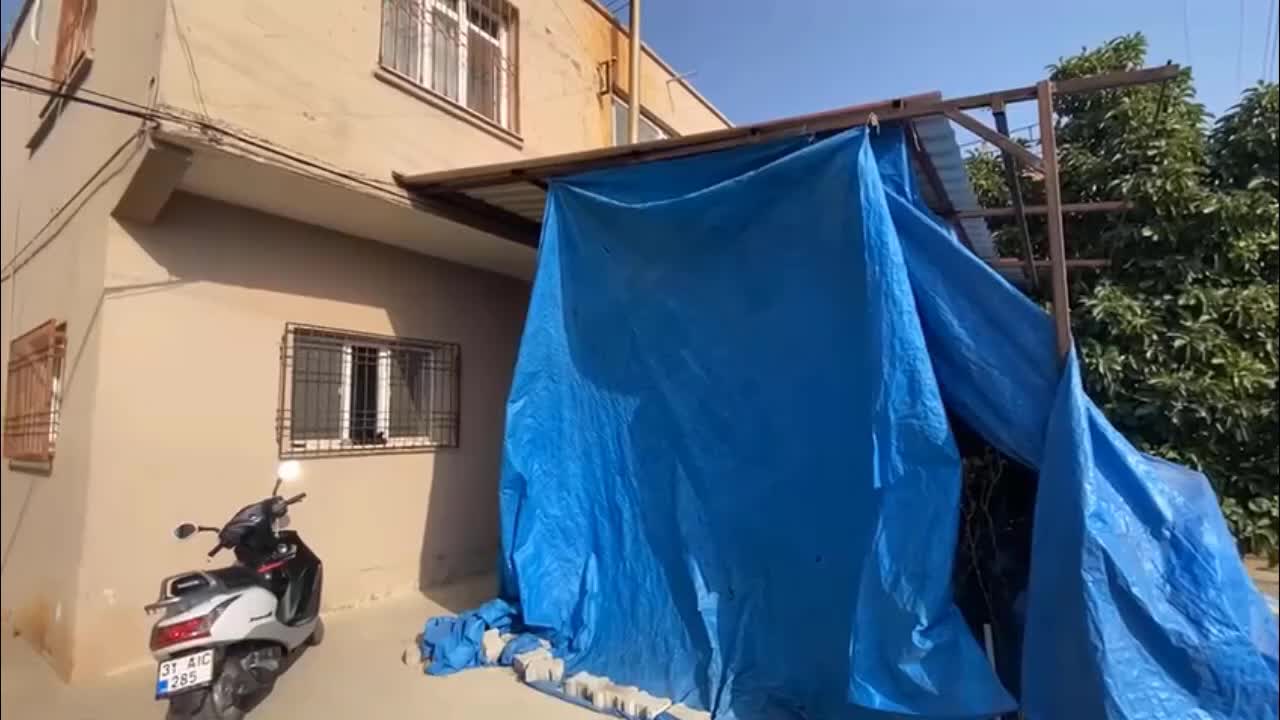 ÇADIR BULAMAMAKTAN YAKINAN ARSUZ GÖZCÜLER MAHALLESİ MUHTARI SÜHER EKENER: SADECE ÇADIR İSTİYORUZ, ÇOK MASUM BİR TALEP, VİLLA İSTEMİYORUZ, ÇADIR. SOĞUKTAN KORUNMAK İÇİN