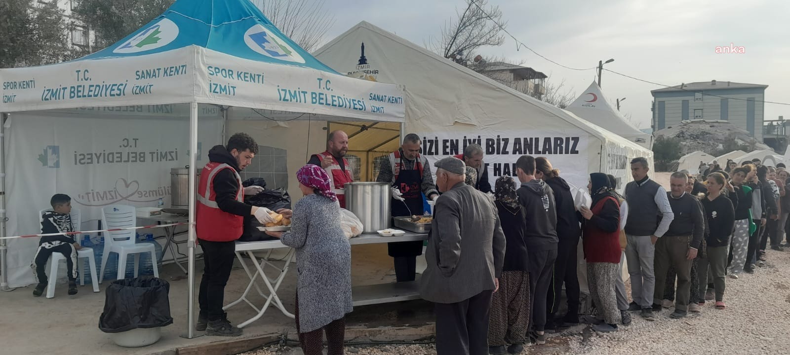 İZMİT BELEDİYESİ İKİNCİ AŞEVİNİ KAHRAMANMARAŞ PAZARCIK’TA KURDU