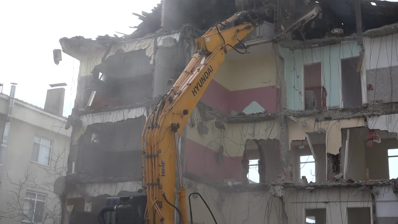 KARTAL’DA YIKIM KARARI ALINAN YAPILARDA ASBEST DENETİMİ