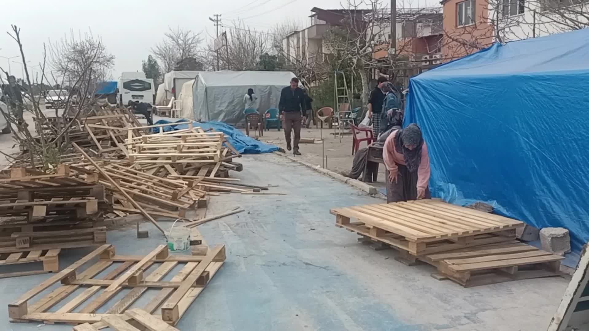 OSMANİYELİ DEPREMZEDE: ÇADIRIMIZI KENDİMİZ KURDUK. FISTIK FABRİKASINDAN PALET BULDUK, ÇADIRIN İÇİNE DÖŞEYECEĞİZ. TOPRAK SOĞUK. SOLUCAN, SÜMÜKLÜ BÖCEK ÇIKIYOR
