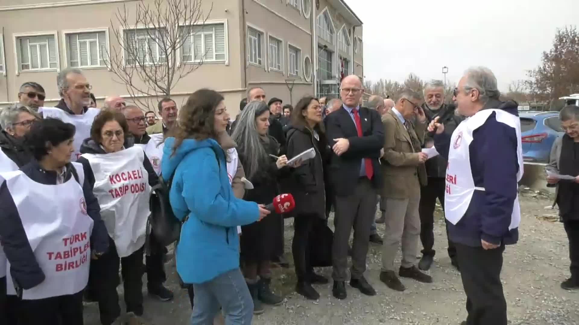 TTB YÖNETİCİLERİNİN DURUŞMASI 6 NİSAN’A ERTELENDİ. PROF.DR. FİNCANCI: “SEÇİLMİŞLERİ GÖREVDEN ALARAK, KAYYUM ATAMAKLA BU İŞ OLMUYOR. BİZİM YAPTIKLARIMIZI YAPABİLECEKSENİZ BUYURUN HODRİ MEYDAN”